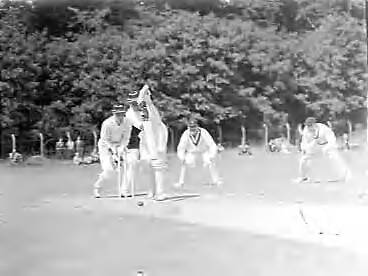 Fotocollectie Anefo — Cricket. Rood en Wit tegen VOC — Foto: Pot, Harry / Anefo. Licentie: Set B: Rechtenvrij / Publiek Domein. Bron: Nationaal Archief. http://hdl.handle.net/10648/a962d476-d0b4-102d-bcf8-003048976d84