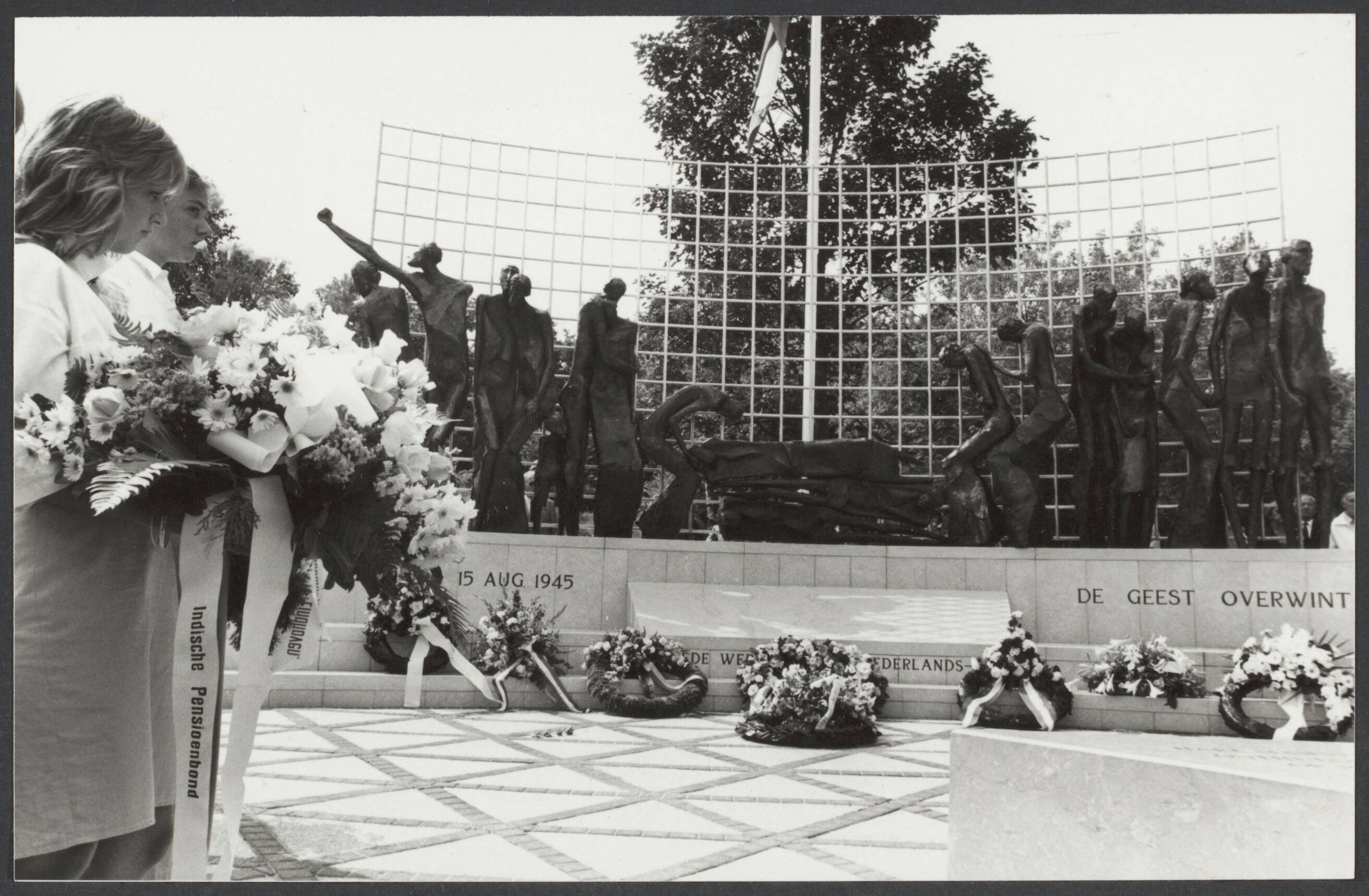 De overwinning en nederlaag van Indonesië en Nieuw-Guinea — Koningin Beatrix heeft in Den Haag het Indisch Monument onthuld. Het monument na de onthulling — Foto: Croes, Rob C. / Anefo. Licentie: Set B: Rechtenvrij / Publiek Domein. Bron: Nationaal Archief. http://hdl.handle.net/10648/fee2c731-7372-e6b8-593b-c228a04e2d6a