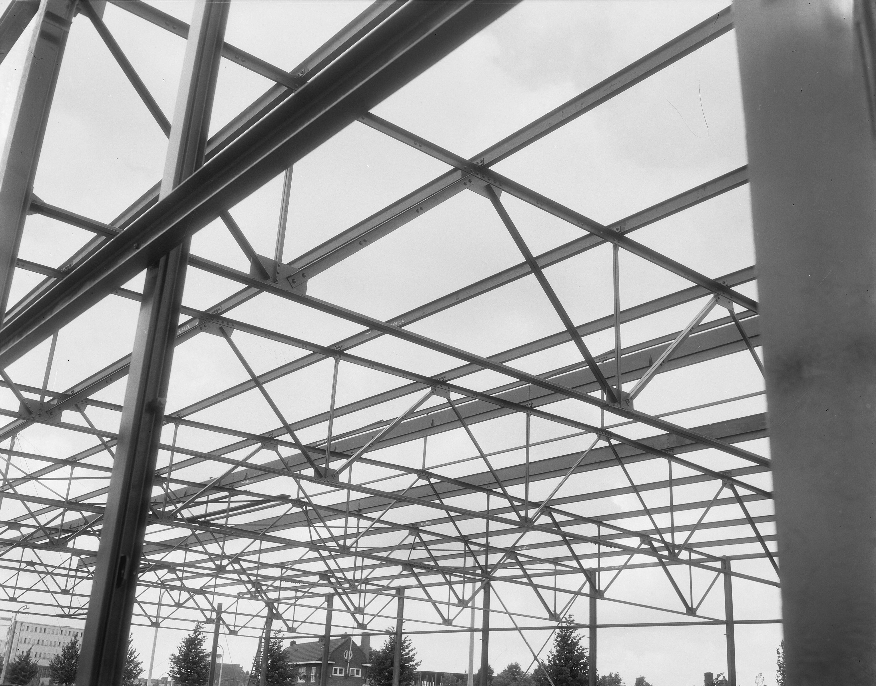 Fotocollectie Anefo — Staalconstructies aanbouw hal station Leeuwarden, uitvoerders Fa. Kloos uit Kinderdijk — Foto: Duinen, G.W. van / Anefo. Licentie: Set B: Rechtenvrij / Publiek Domein. Bron: Nationaal Archief. http://hdl.handle.net/10648/a92790e6-d0b4-102d-bcf8-003048976d84