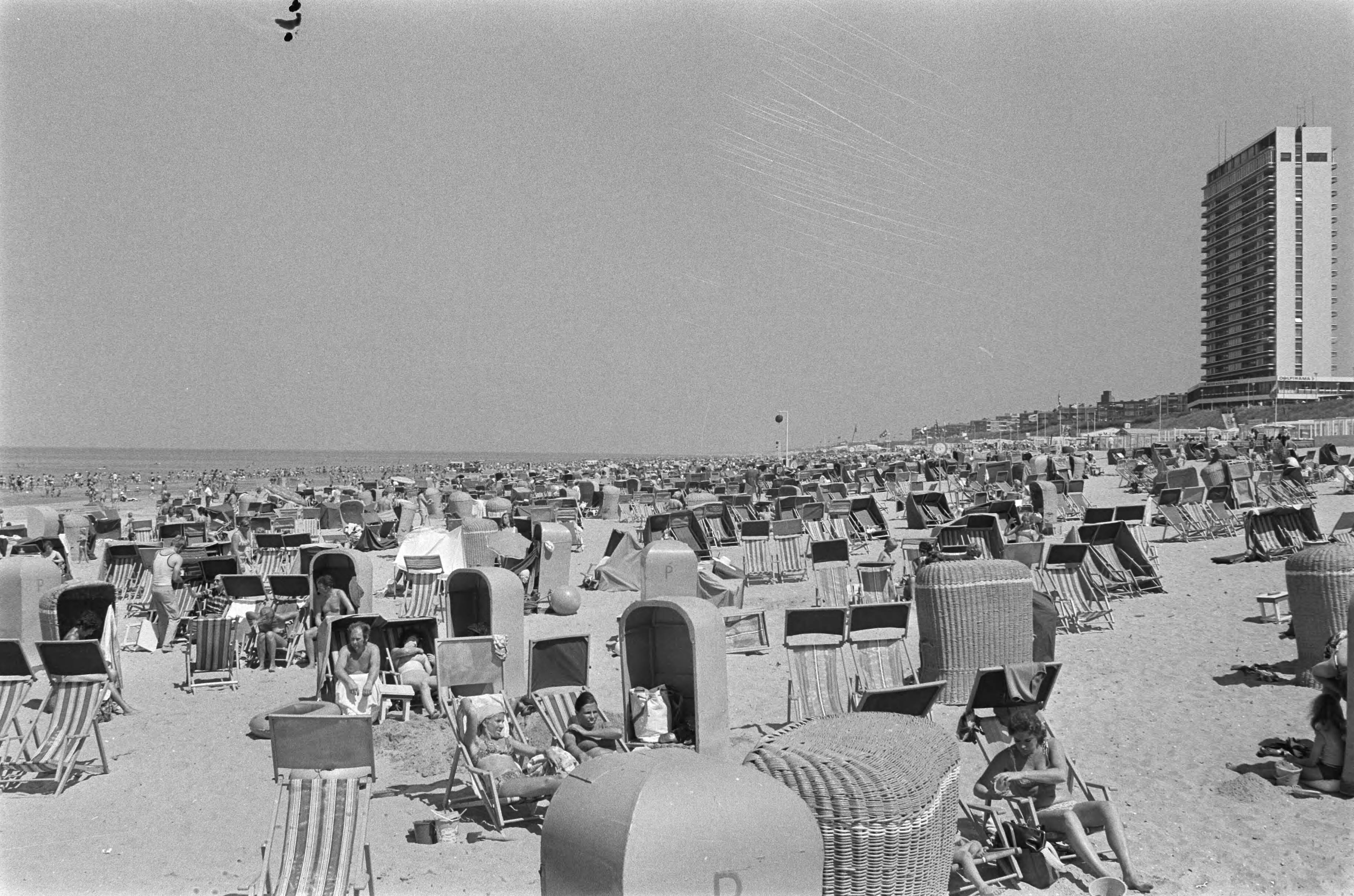 Fotocollectie Anefo — Drukte op strand, Zandvoort — Foto: Peters, Hans / Anefo. Licentie: Set B: Rechtenvrij / Publiek Domein. Bron: Nationaal Archief. http://hdl.handle.net/10648/abc5dcb8-d0b4-102d-bcf8-003048976d84