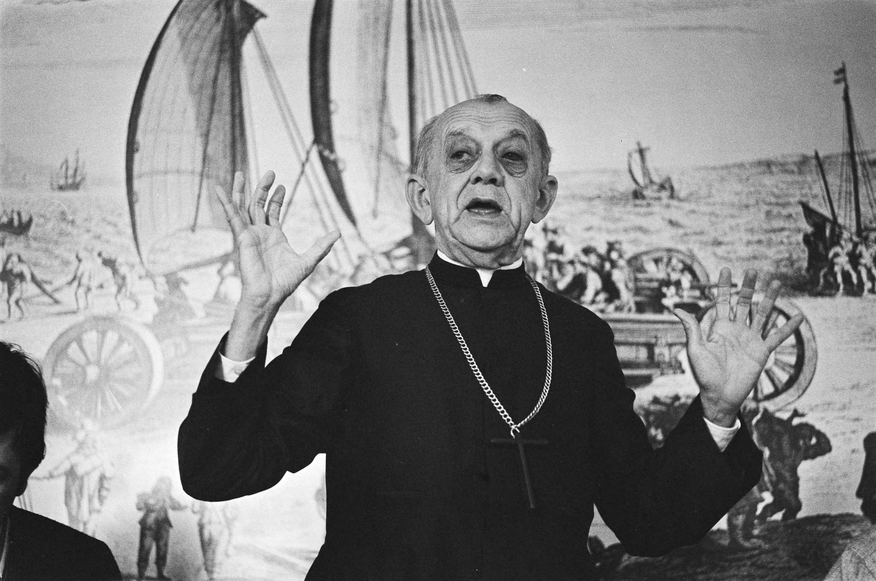 Fotocollectie Anefo — Bijeenkomst Solidaridad in Den Haag ; Braziliaanse bisschop Helder Camara aan het woord — Foto: Suyk, Koen / Anefo. Licentie: Set B: Rechtenvrij / Publiek Domein. Bron: Nationaal Archief. http://hdl.handle.net/10648/acc13806-d0b4-102d-bcf8-003048976d84