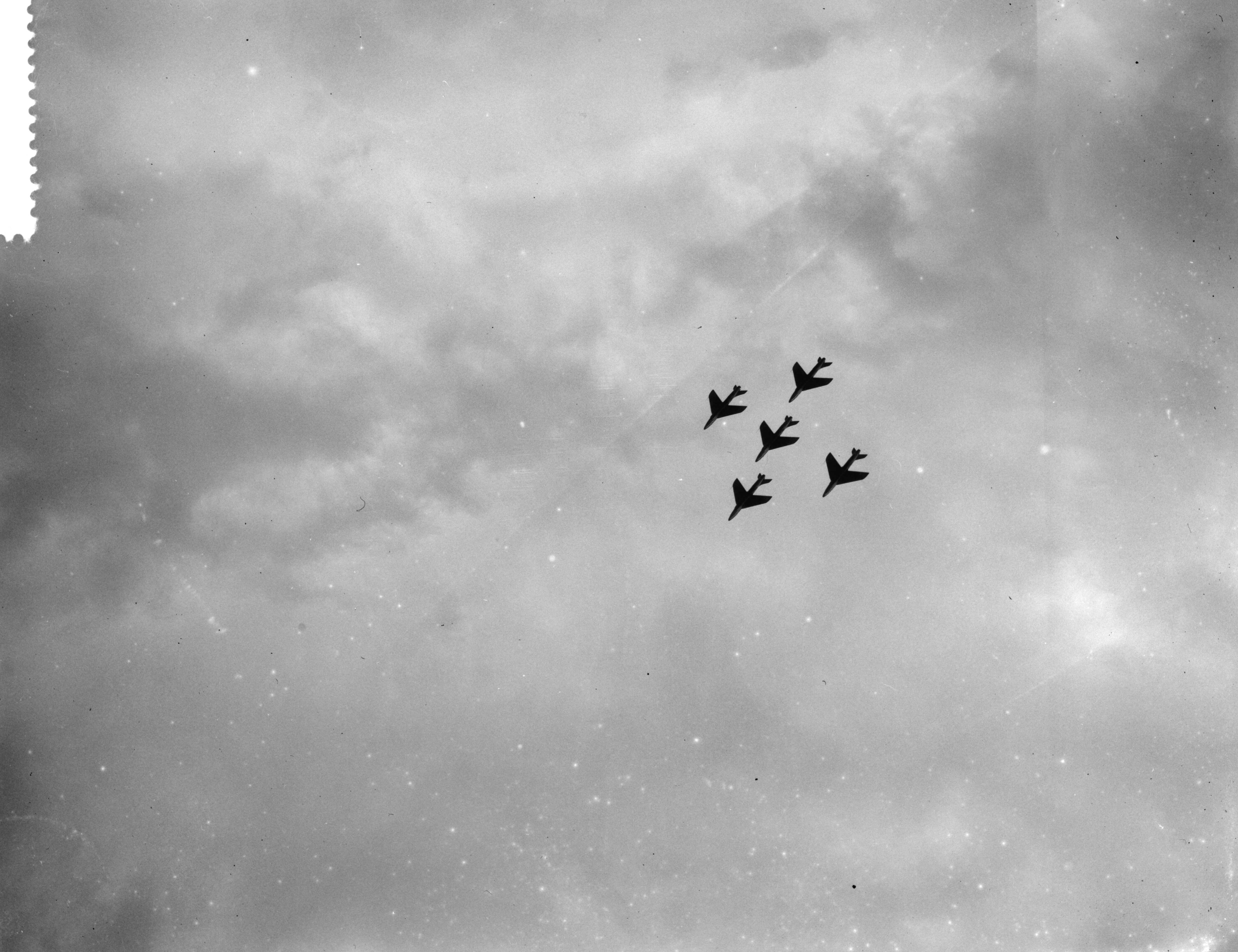 Fotocollectie Anefo — Generale repetitie van het vliegfeest op Soesterberg. Belgische stuntteam in actie met Hawker Hunter — Foto: Pot, Harry / Anefo. Licentie: Set B: Rechtenvrij / Publiek Domein. Bron: Nationaal Archief. http://hdl.handle.net/10648/a97fb410-d0b4-102d-bcf8-003048976d84