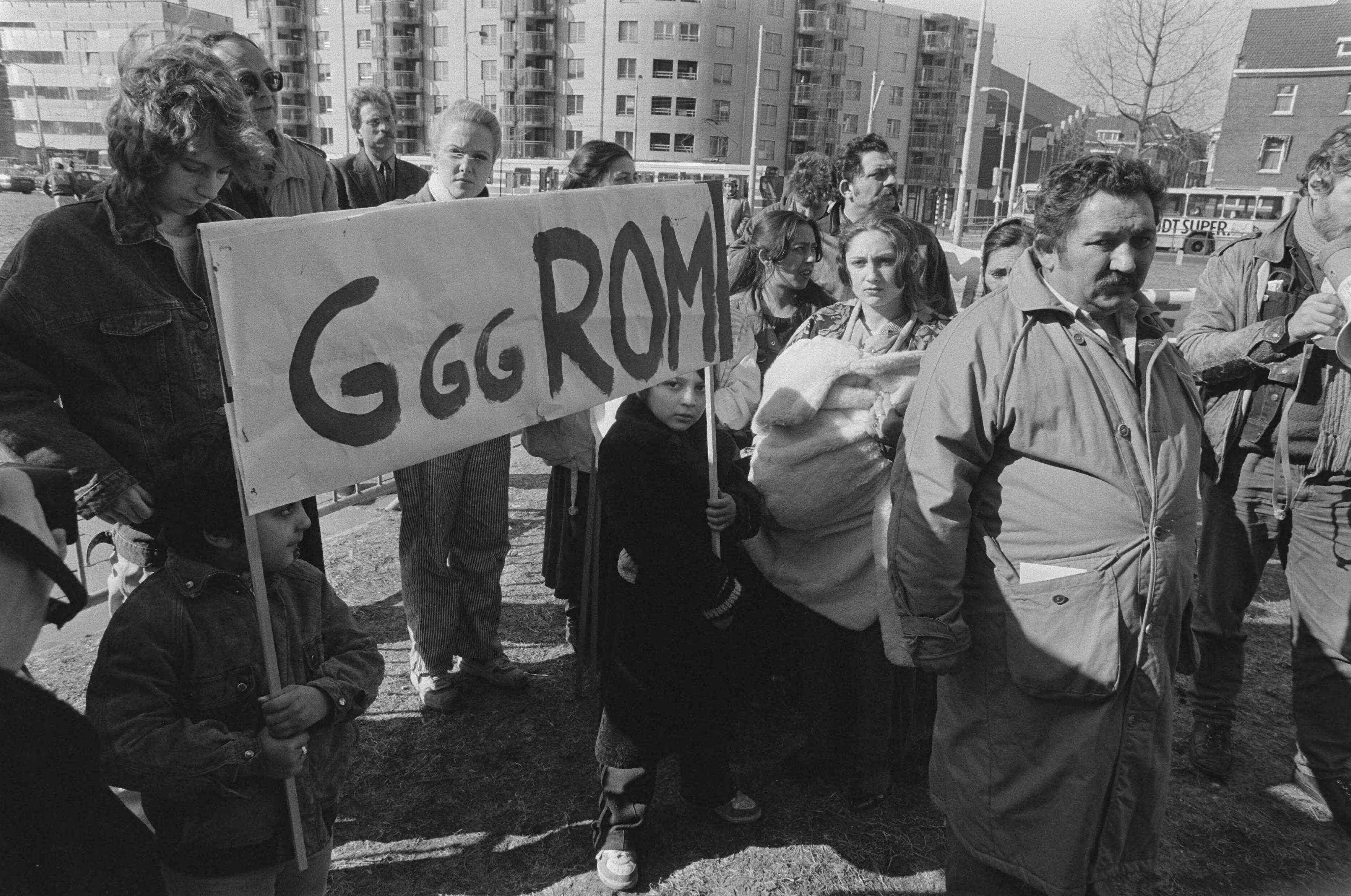 Fotocollectie Anefo — Zigeunerfamilie Durci protesteert tegen huisuitzetting bij Ministerie van Justitie in Den Haag ; kinderen met bordje "Koud he" — Foto: Bogaerts, Rob / Anefo. Licentie: Set B: Rechtenvrij / Publiek Domein. Bron: Nationaal Archief. http://hdl.handle.net/10648/ad5db41a-d0b4-102d-bcf8-003048976d84