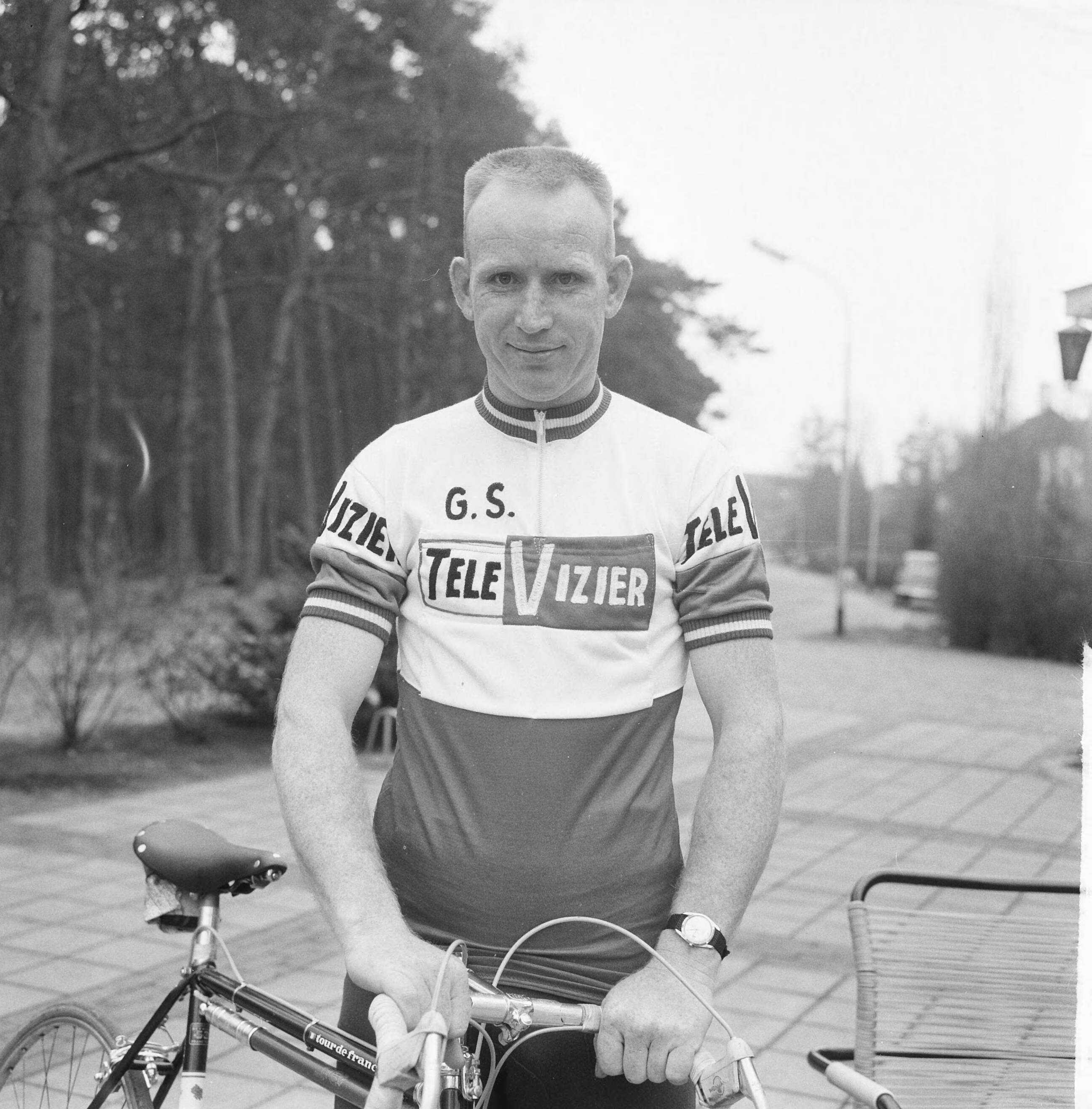 Fotocollectie Anefo — Nederlandse wielerploeg voor de Tour de France 1964 gepresenteerd, Piet van Est met fiets — Foto: Pot, Harry / Anefo. Licentie: Set B: Rechtenvrij / Publiek Domein. Bron: Nationaal Archief. http://hdl.handle.net/10648/aa60e57a-d0b4-102d-bcf8-003048976d84