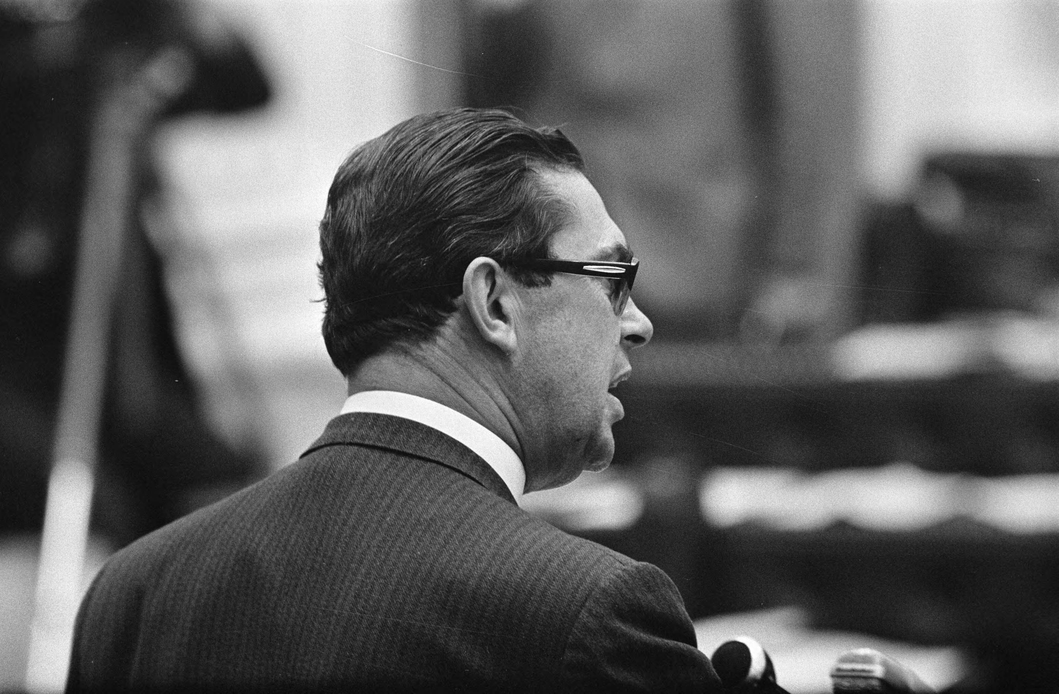 Fotocollectie Anefo — Tweede Kamer , regering antwoordt na de eerste ronde debatten van de partijen. Mr. Biesheuvel interrumpeert (op de rug), nummer 18 Den Uyl aan het woord / — Foto: Koch, Eric / Anefo. Licentie: Set B: Rechtenvrij / Publiek Domein. Bron: Nationaal Archief. http://hdl.handle.net/10648/ab7d714e-d0b4-102d-bcf8-003048976d84