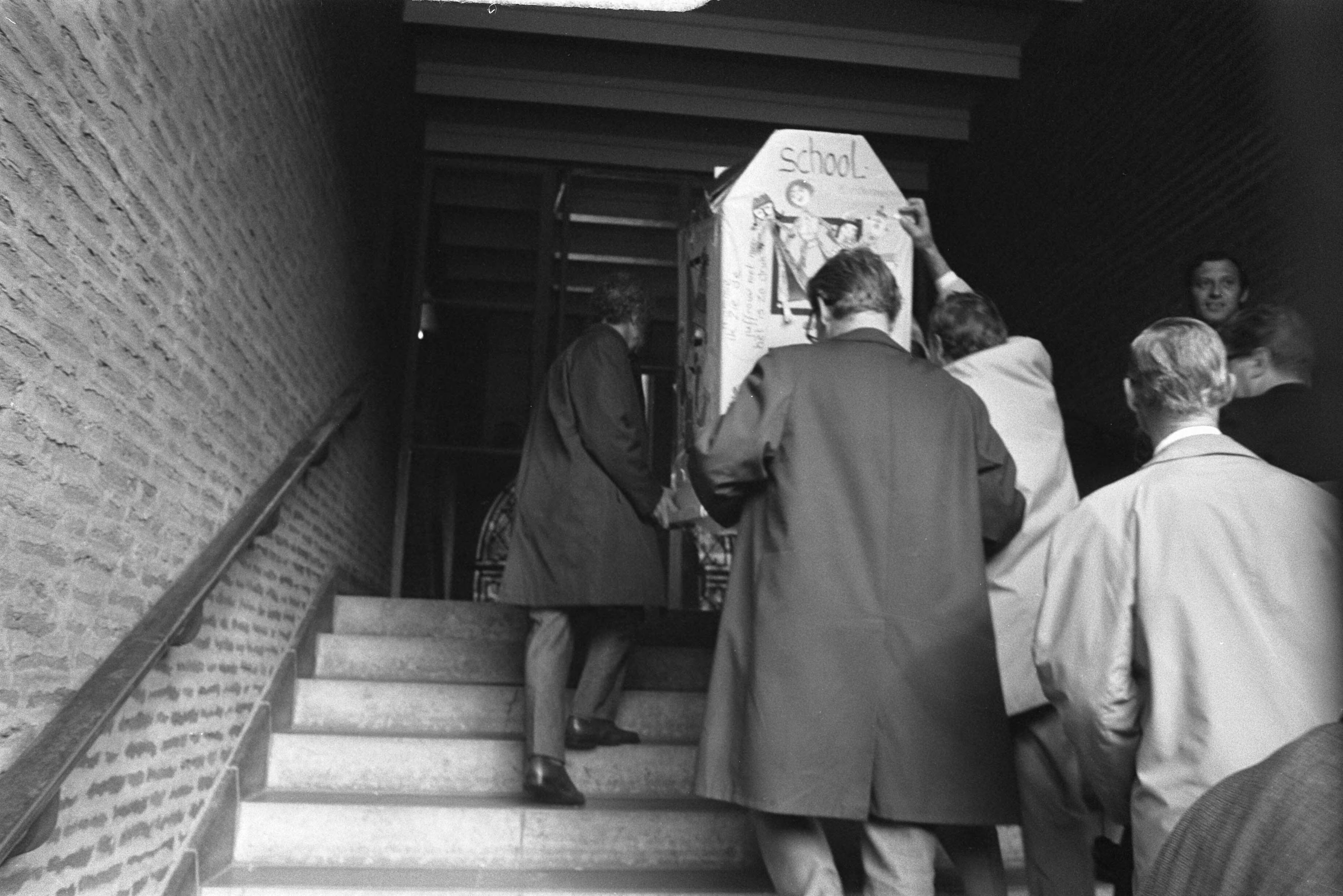 Fotocollectie Anefo — Demonstratie tegen onderwijsbeleid van kabinet Biesheuvel in Den Haag — Foto: Peters, Hans / Anefo. Licentie: Set B: Rechtenvrij / Publiek Domein. Bron: Nationaal Archief. http://hdl.handle.net/10648/abd04e3c-d0b4-102d-bcf8-003048976d84