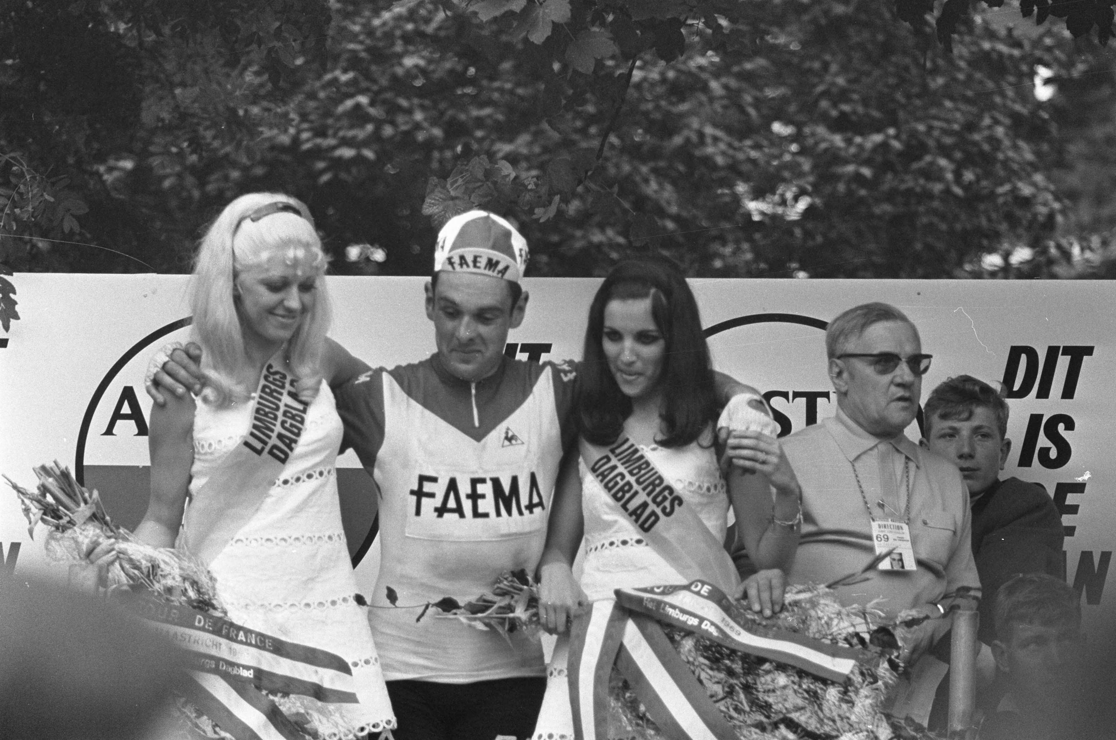 Tour de France 1969 — Finish van de 2e etappe in Maastricht: de etappewinnaar, de Belg Julien Stevens tijdens de huldiging — Foto: Fotograaf Onbekend / Anefo. Licentie: Set B: Rechtenvrij / Publiek Domein. Bron: Nationaal Archief. http://hdl.handle.net/10648/ab7120e2-d0b4-102d-bcf8-003048976d84