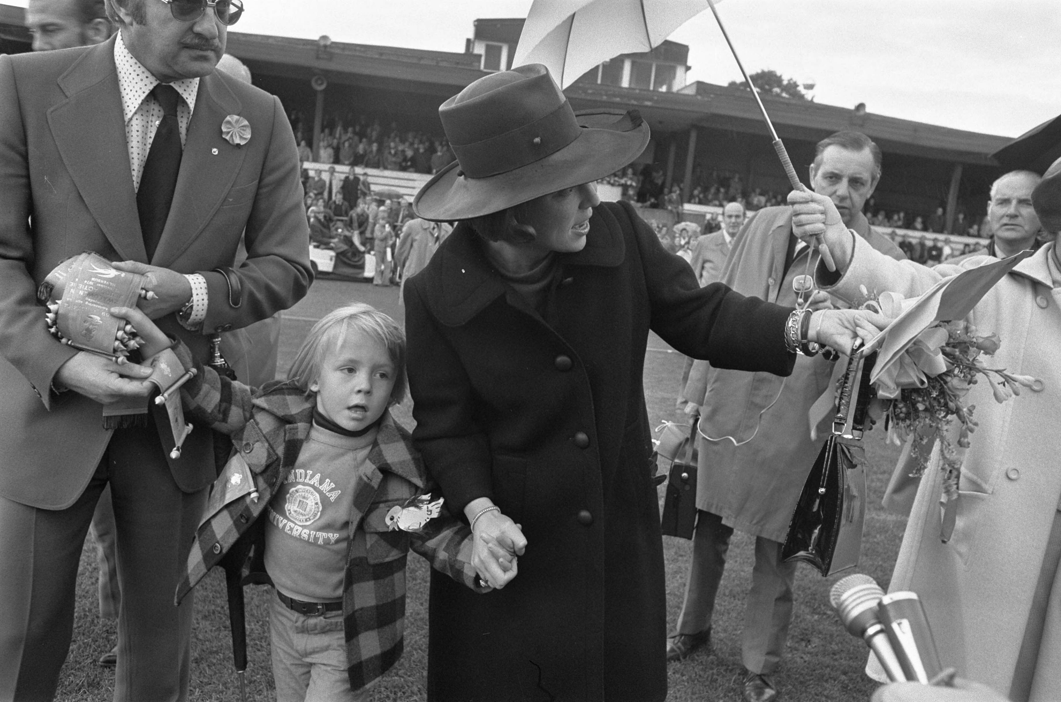 Fotocollectie Anefo — Prinses Beatrix en zoon Johan Friso bij voetbalwedstrijd van oud internationals tegen oud Amsterdam in Hilversum — Foto: Verhoeff, Bert / Anefo. Licentie: Set B: Rechtenvrij / Publiek Domein. Bron: Nationaal Archief. http://hdl.handle.net/10648/ac578820-d0b4-102d-bcf8-003048976d84