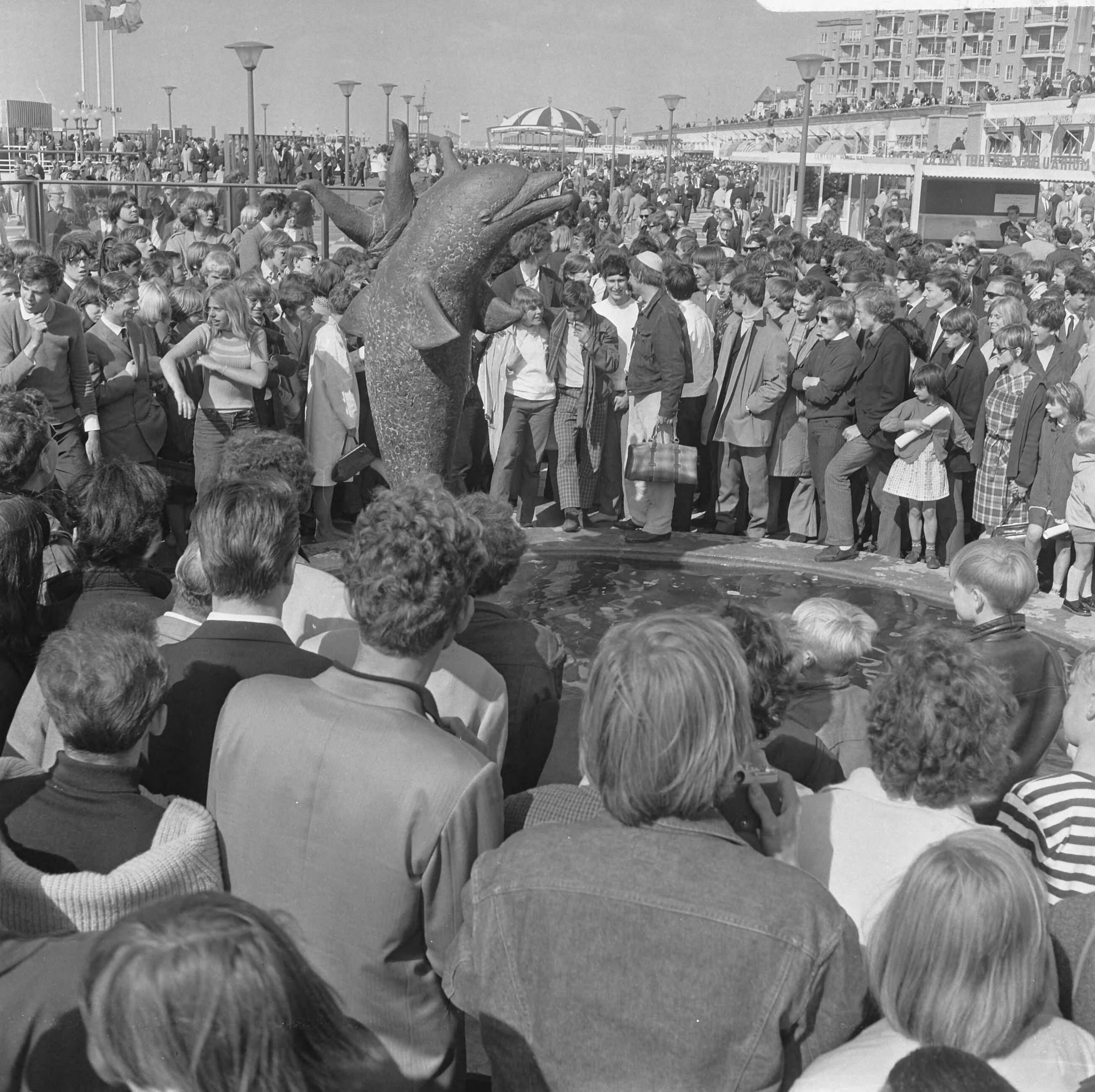 Fotocollectie Anefo — Haagse provos houden protestmeeting bij Flipper-beeldje Scheveningse promenade — Foto: Voets, Jan / Anefo. Licentie: Set B: Rechtenvrij / Publiek Domein. Bron: Nationaal Archief. http://hdl.handle.net/10648/aaec8c4c-d0b4-102d-bcf8-003048976d84