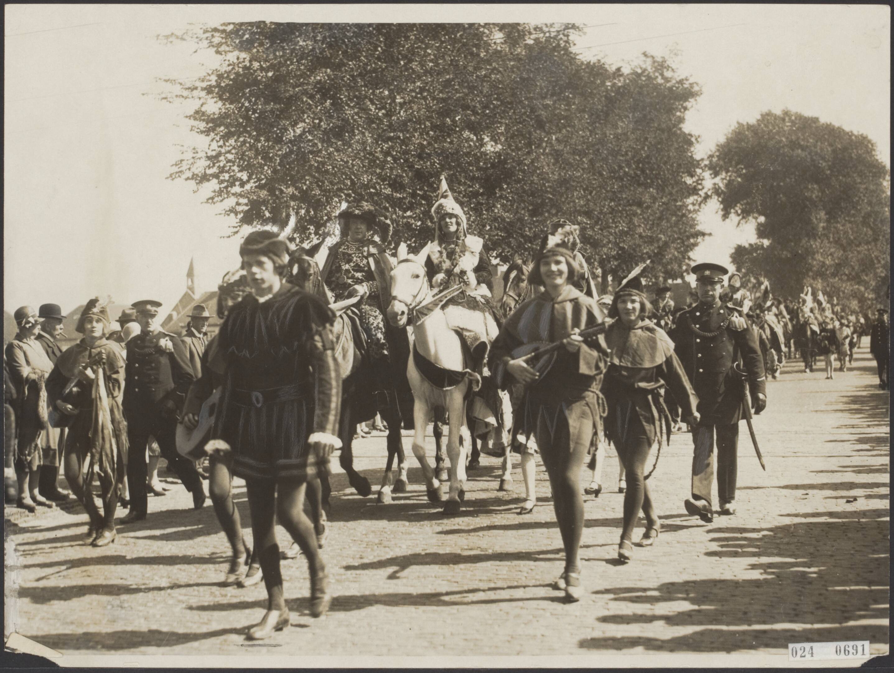 Fotocollectie Elsevier Binnenland — Historicse optocht van de Koningin Wilhelminavereniging te Wassenaar — Foto: N.V. Vereenigde Fotobureaux. Licentie: Set B: Rechtenvrij / Publiek Domein. Bron: Nationaal Archief. http://hdl.handle.net/10648/add830d2-d0b4-102d-bcf8-003048976d84