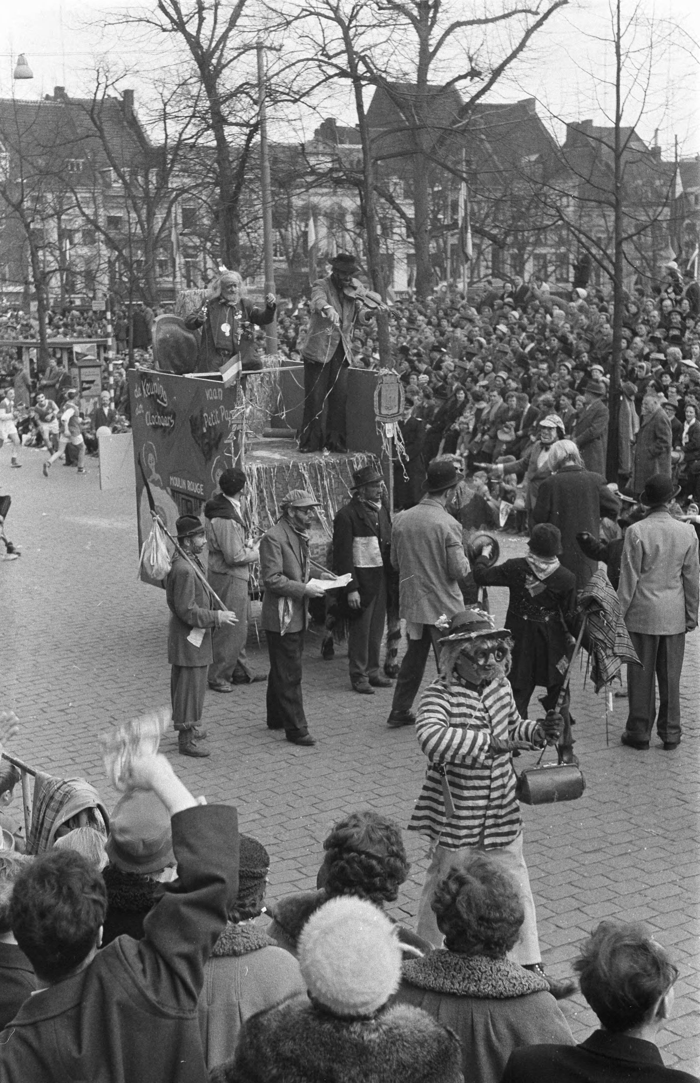 Fotocollectie Anefo — Carnavalsoptocht in Maastricht — Foto: Pot, Harry / Anefo. Licentie: Set B: Rechtenvrij / Publiek Domein. Bron: Nationaal Archief. http://hdl.handle.net/10648/a9a8ffb4-d0b4-102d-bcf8-003048976d84