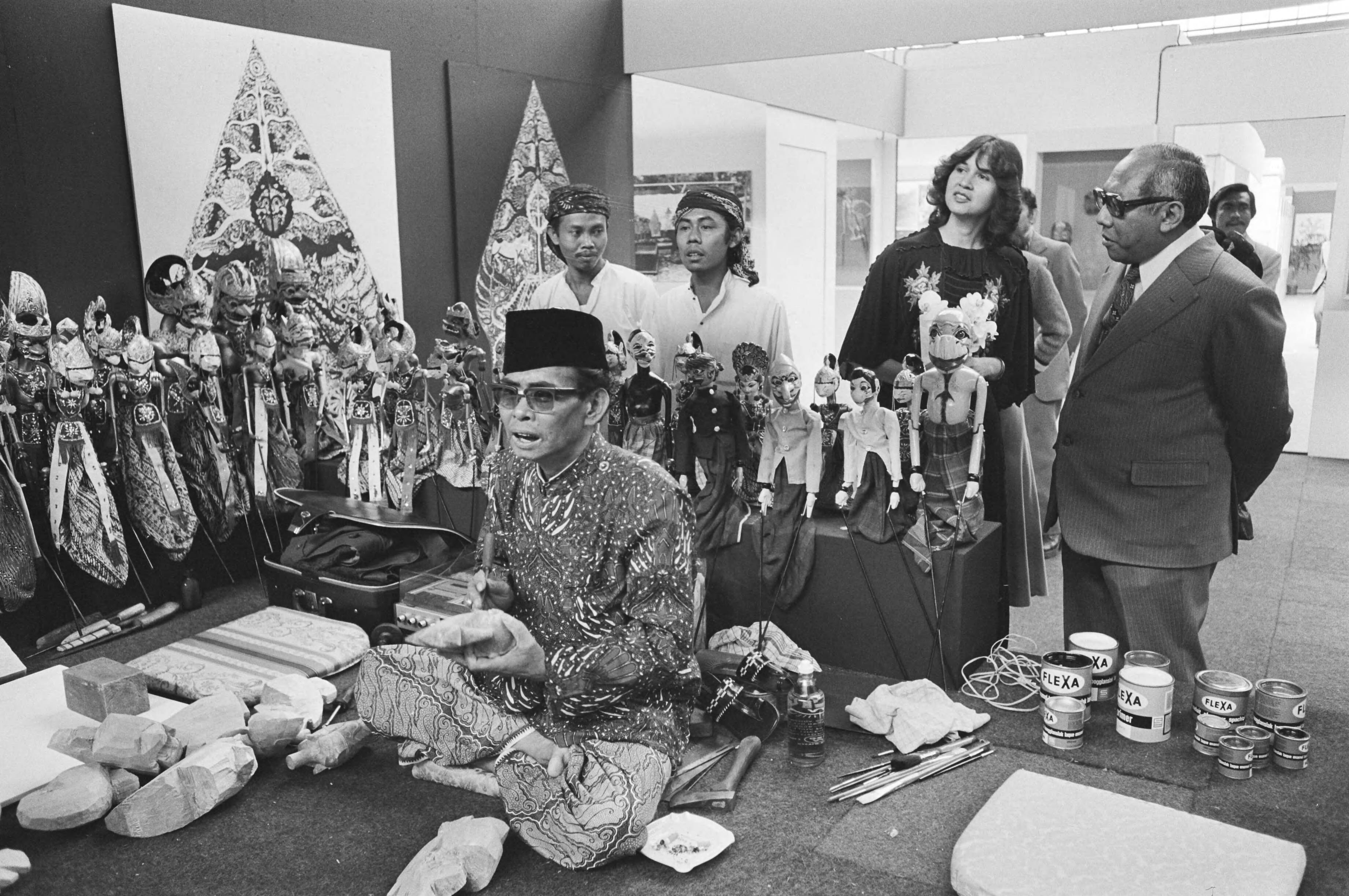 Fotocollectie Anefo — Pasar Malam geopend door ambassadeur Sutopo Yuwono Projohandoko in Den Haag , ambassadeur bij houtsnijder — Foto: Peters, Hans / Anefo. Licentie: Set B: Rechtenvrij / Publiek Domein. Bron: Nationaal Archief. http://hdl.handle.net/10648/ac869520-d0b4-102d-bcf8-003048976d84