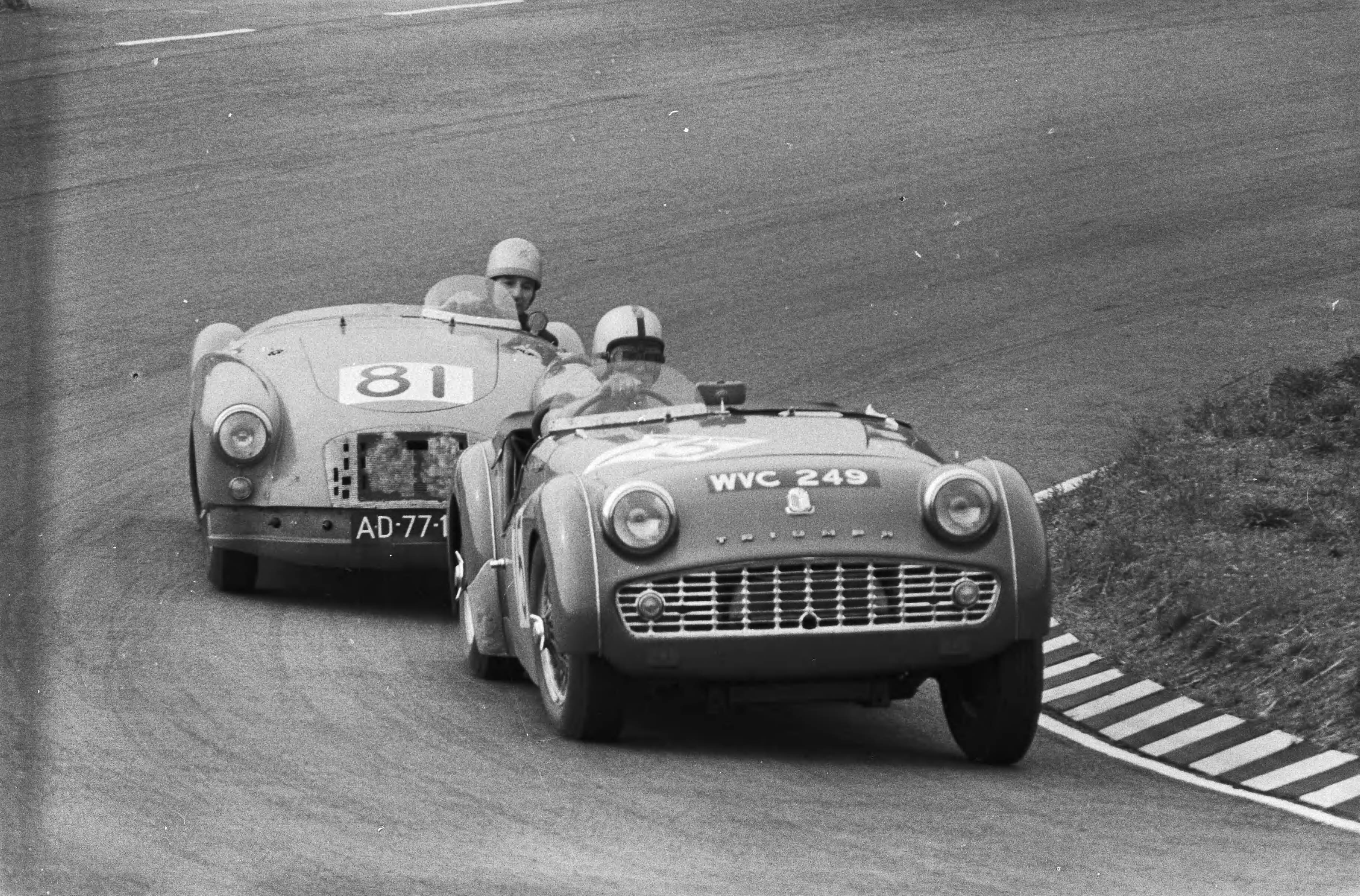 Fotocollectie Anefo — Nationale sportwagenraces op het circuit van Zandvoort, begin van de Hunzerug, aan kop Rob Slotemaker (TR 3) , daarachter Han Vetter (MGA Twin Cam) — Foto: Pot, Harry / Anefo. Licentie: Set B: Rechtenvrij / Publiek Domein. Bron: Nationaal Archief. http://hdl.handle.net/10648/a9afbbd8-d0b4-102d-bcf8-003048976d84