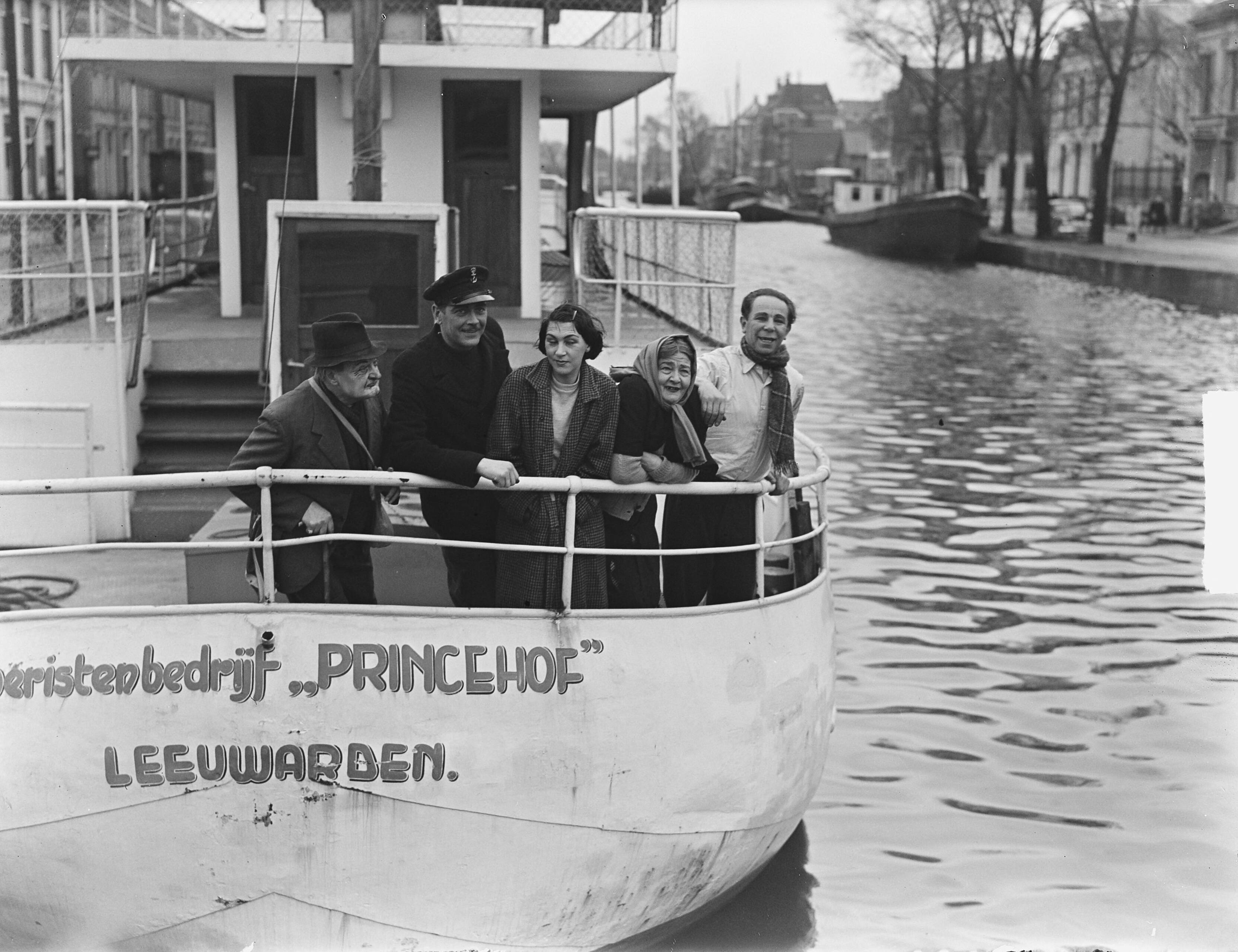 Fotocollectie Anefo — Drijvende schouwburg in Leeuwarden, het schip van toeristenbedrijf "Princehof" — Foto: Pot, Harry / Anefo. Licentie: Set B: Rechtenvrij / Publiek Domein. Bron: Nationaal Archief. http://hdl.handle.net/10648/a8e531d8-d0b4-102d-bcf8-003048976d84