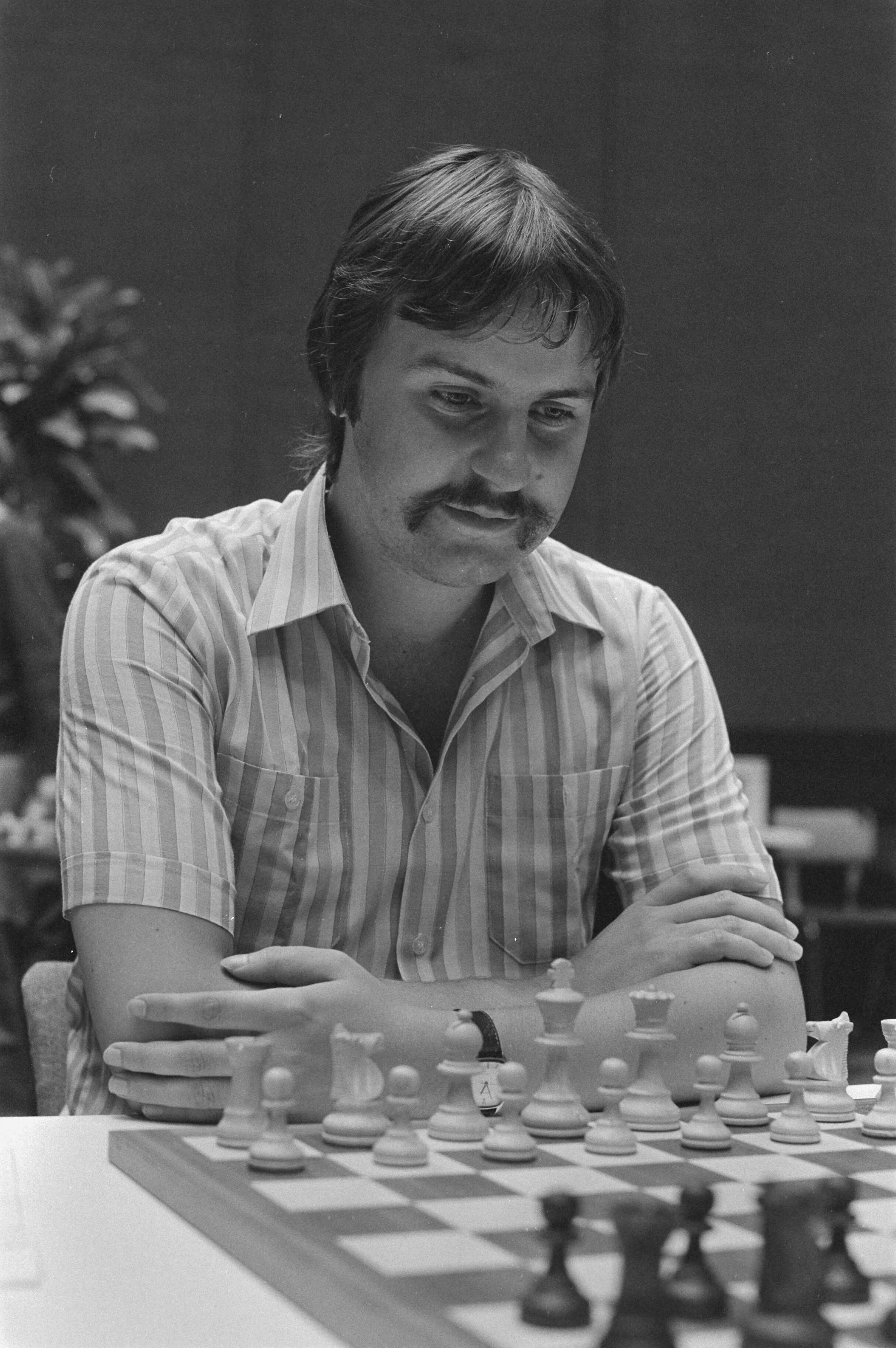 Fotocollectie Anefo — Nederlandse kampioenschappen schaken in Hilversum; koploper Johan van de Wiel , kop — Foto: Bogaerts, Rob / Anefo. Licentie: Set B: Rechtenvrij / Publiek Domein. Bron: Nationaal Archief. http://hdl.handle.net/10648/ad3ccb88-d0b4-102d-bcf8-003048976d84