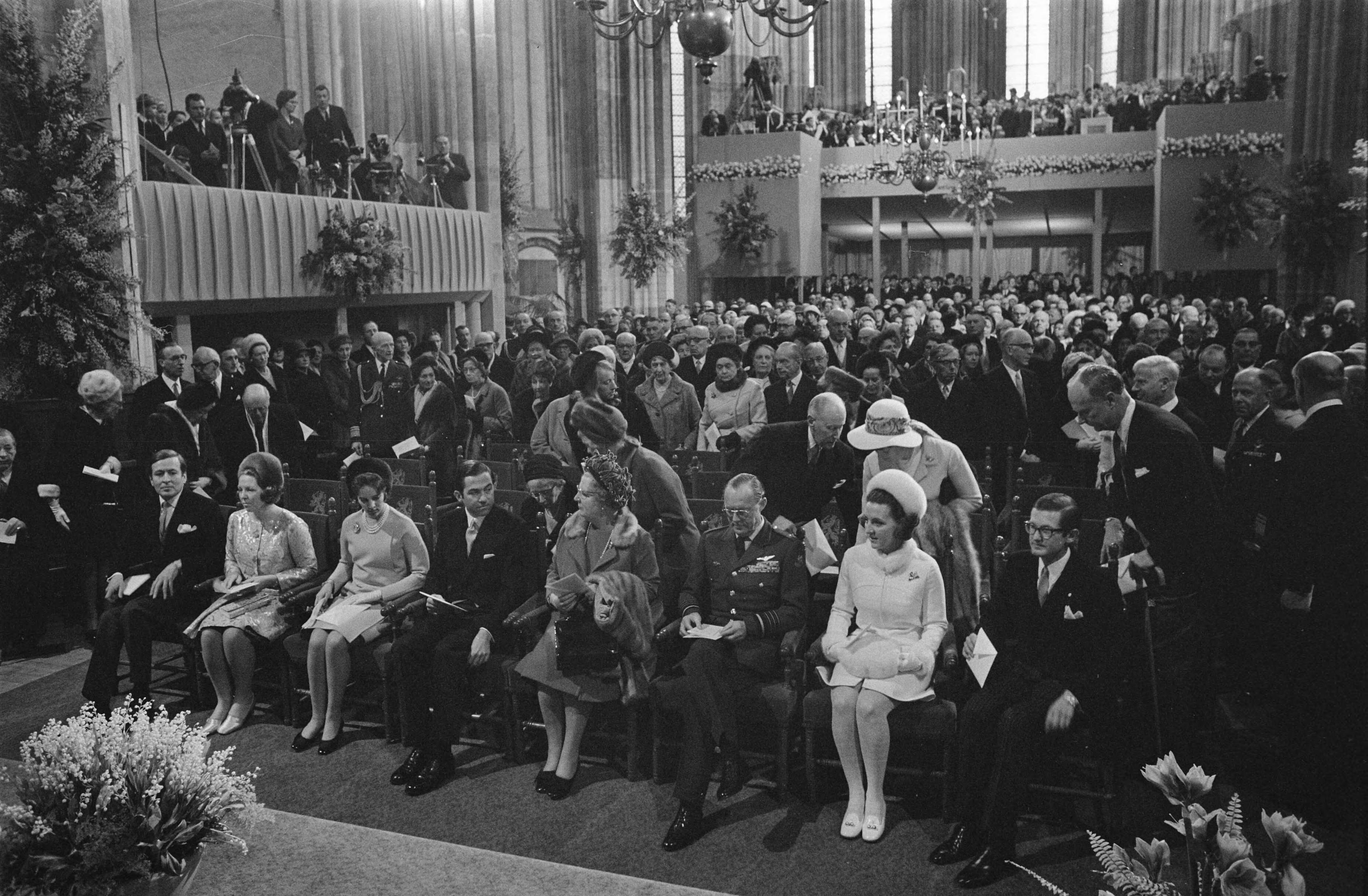 Fotocollectie Anefo — Doop van prins Constantijn en prins Bernhard in Domkerk te Utrecht. Claus, Beatrix, Anne Marie en Constantijn (Griekenland), Juliana, Bernhard, — Foto: Koch, Eric / Anefo. Licentie: Set B: Rechtenvrij / Publiek Domein. Bron: Nationaal Archief. http://hdl.handle.net/10648/ab8e1364-d0b4-102d-bcf8-003048976d84