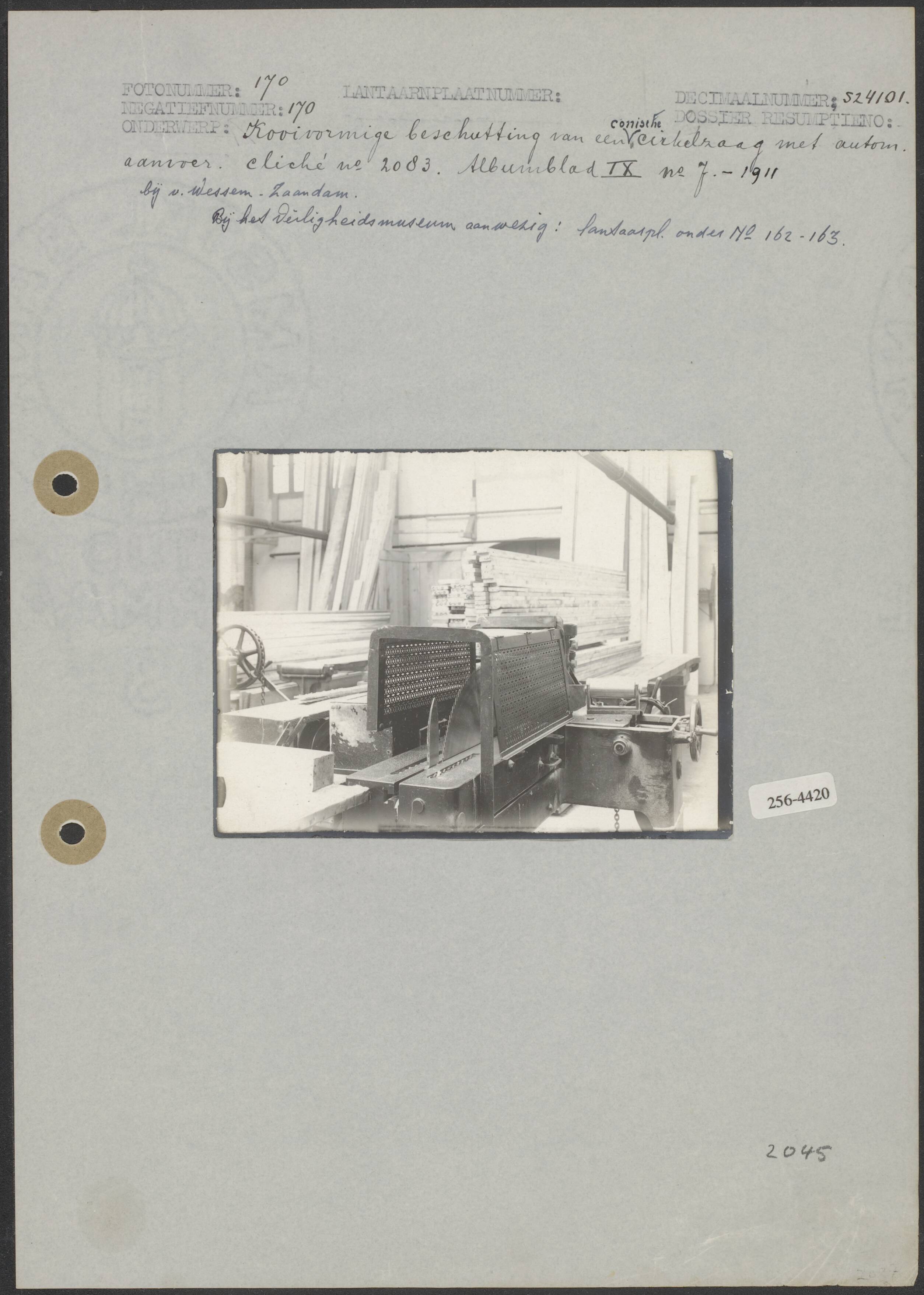 Fotocollectie Arbeidsinspectie — Kooivormige beschutting van een conische cirkelzaag met automatische aanvoer bij Van Wessem te Zaandam — Foto: Onbekend / Publiek Domein of Rechtenvrij. Licentie: Set B: Rechtenvrij / Publiek Domein. Bron: Nationaal Archief. http://hdl.handle.net/10648/b06b505e-d0b4-102d-bcf8-003048976d84