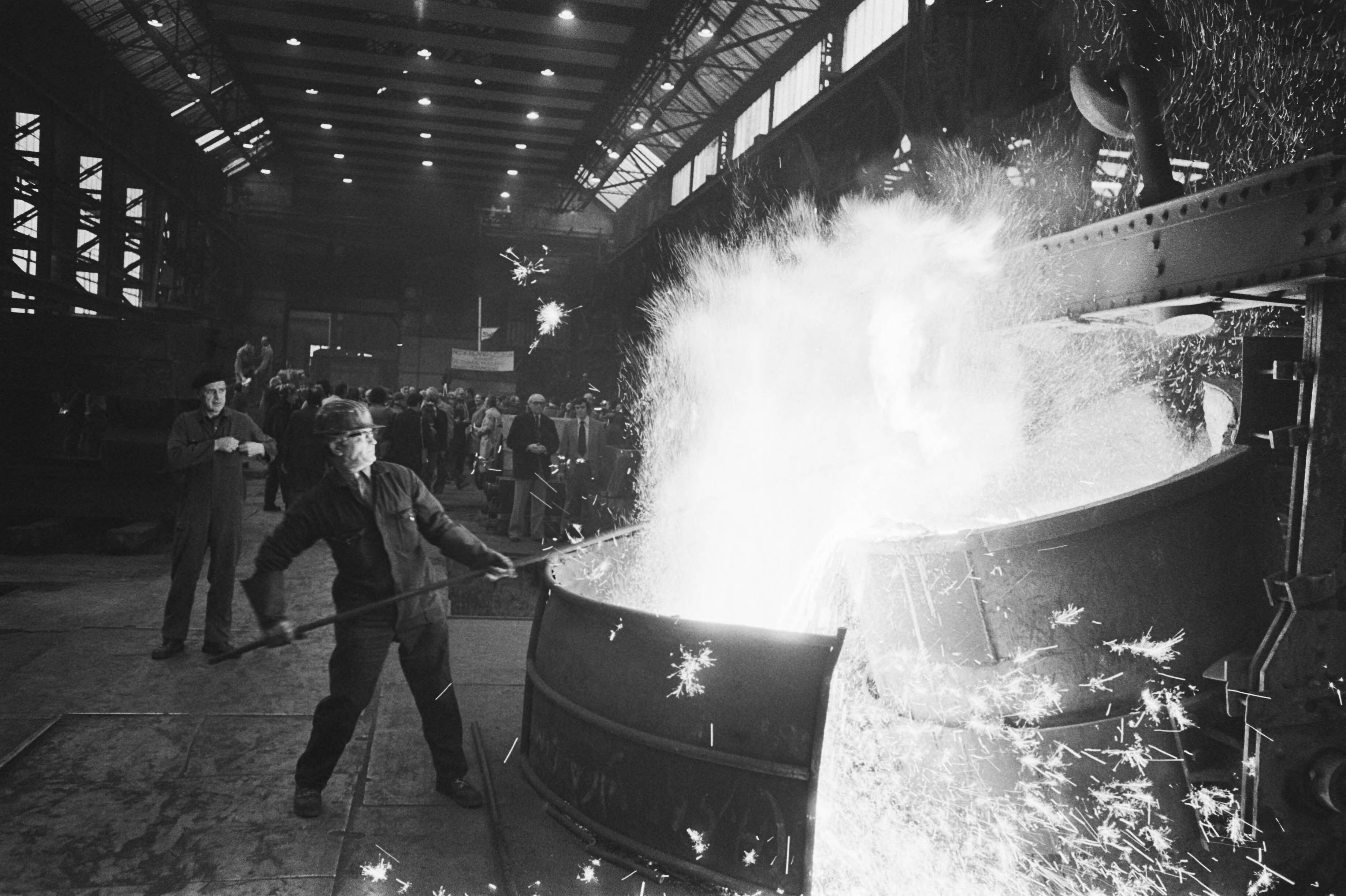 Fotocollectie Anefo — Personeel van Utrechtse VMF-gieterij houdt demonstratieve aktie tegen direktieplannen afstoten of inkrimpen gieterij — Foto: Verhoeff, Bert / Anefo. Licentie: Set B: Rechtenvrij / Publiek Domein. Bron: Nationaal Archief. http://hdl.handle.net/10648/ac938852-d0b4-102d-bcf8-003048976d84