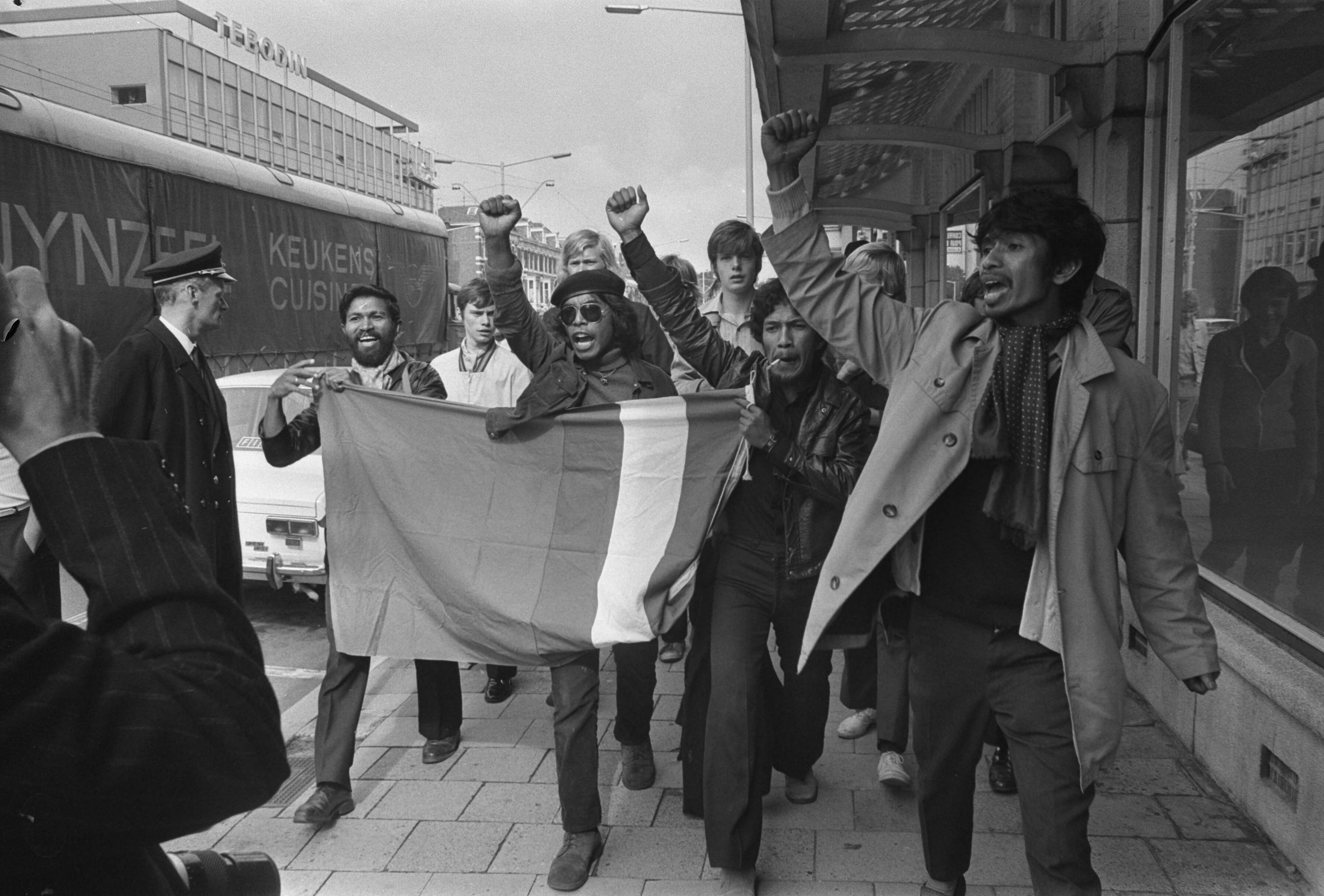 Fotocollectie Anefo — Zuid-Molukse jongeren demonstreren met vlag in Den Haag — Foto: Mieremet, Rob / Anefo. Licentie: Set B: Rechtenvrij / Publiek Domein. Bron: Nationaal Archief. http://hdl.handle.net/10648/aba1f668-d0b4-102d-bcf8-003048976d84