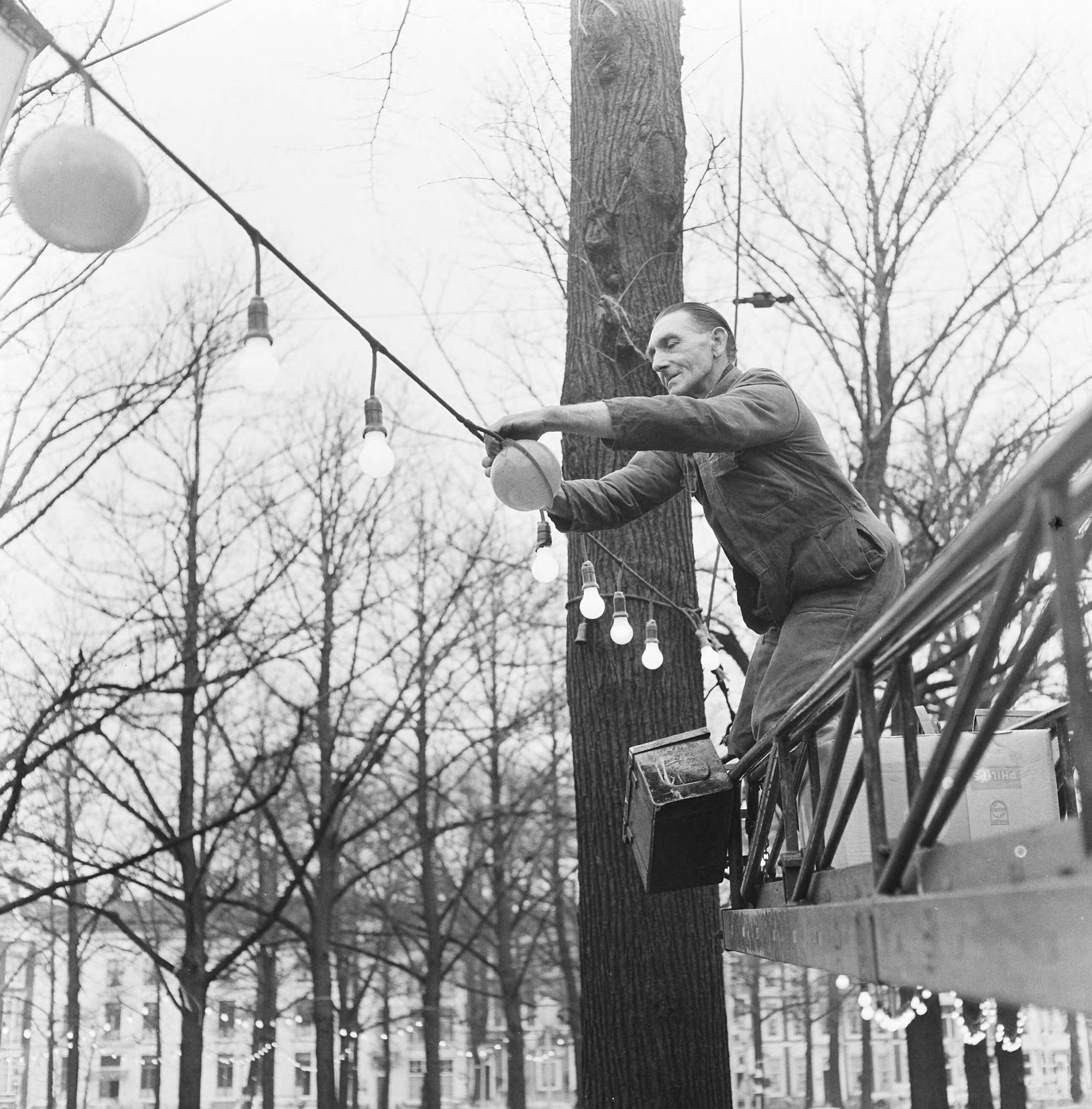 Fotocollectie Anefo — Den Haag maakt zich mooi — Foto: Kroon, Ron / Anefo. Licentie: Set B: Rechtenvrij / Publiek Domein. Bron: Nationaal Archief. http://hdl.handle.net/10648/aad9fdb6-d0b4-102d-bcf8-003048976d84