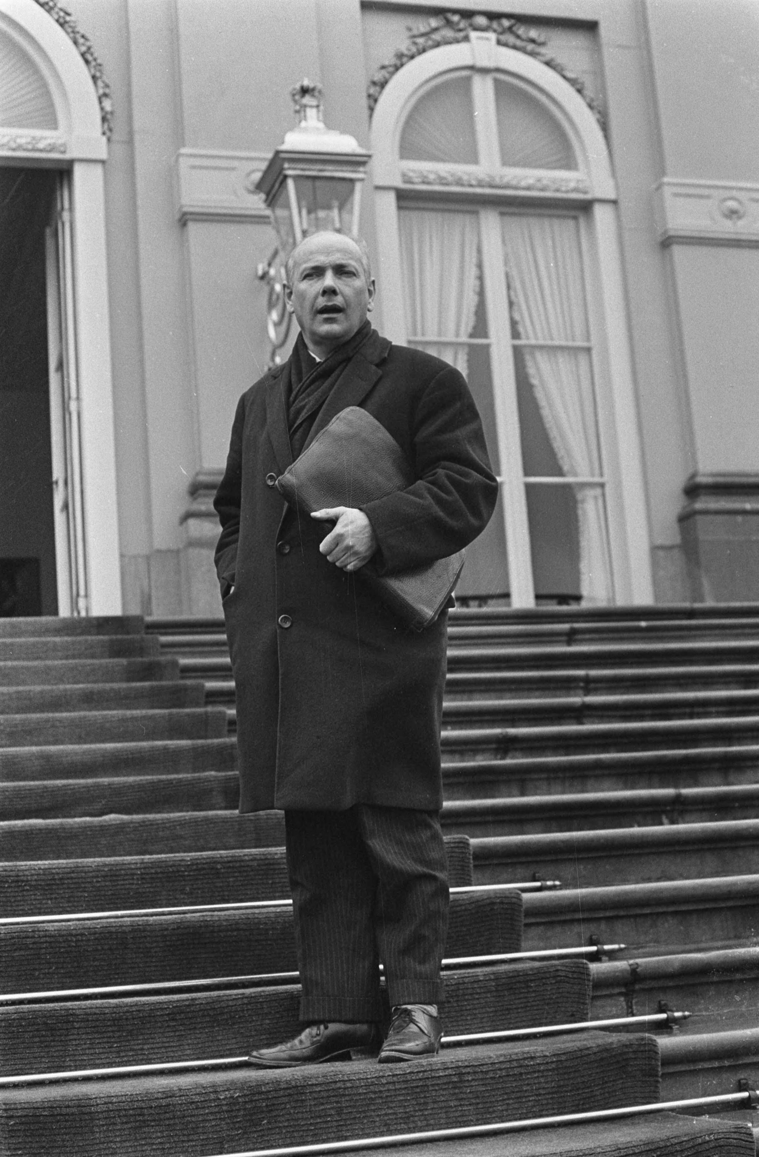 Fotocollectie Anefo — Kabinetsformatie Huis ten Bosch , nummer 33 Den Uyl — Foto: Kroon, Ron / Anefo. Licentie: Set B: Rechtenvrij / Publiek Domein. Bron: Nationaal Archief. http://hdl.handle.net/10648/ab1025d0-d0b4-102d-bcf8-003048976d84