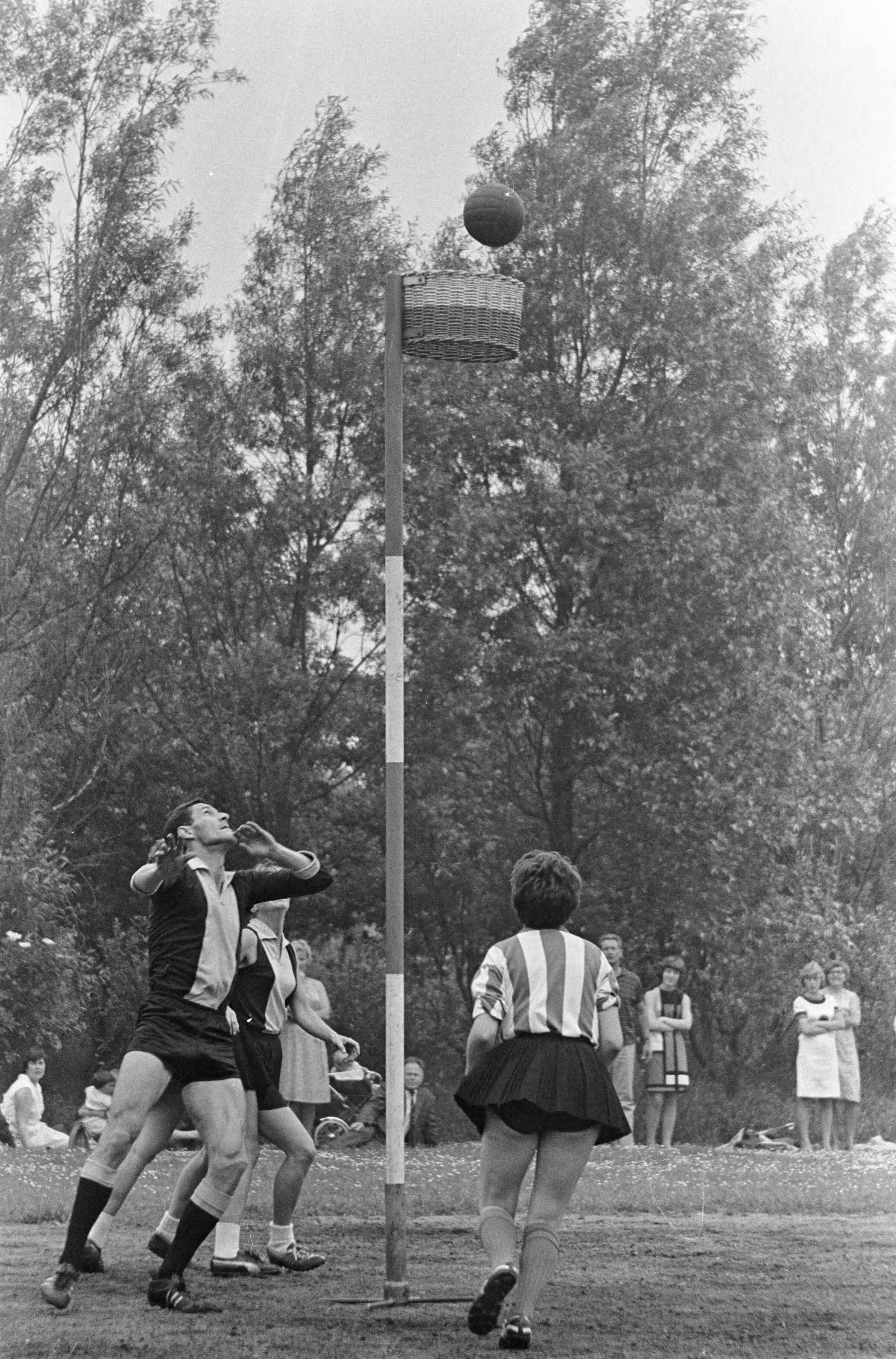 Fotocollectie Anefo — Korfbal. Roda Westzaan tegen ROHDA Amsterdam (4-5) , spelmomenten — Foto: Nijs, Jac. de / Anefo. Licentie: Set B: Rechtenvrij / Publiek Domein. Bron: Nationaal Archief. http://hdl.handle.net/10648/aaee58ce-d0b4-102d-bcf8-003048976d84