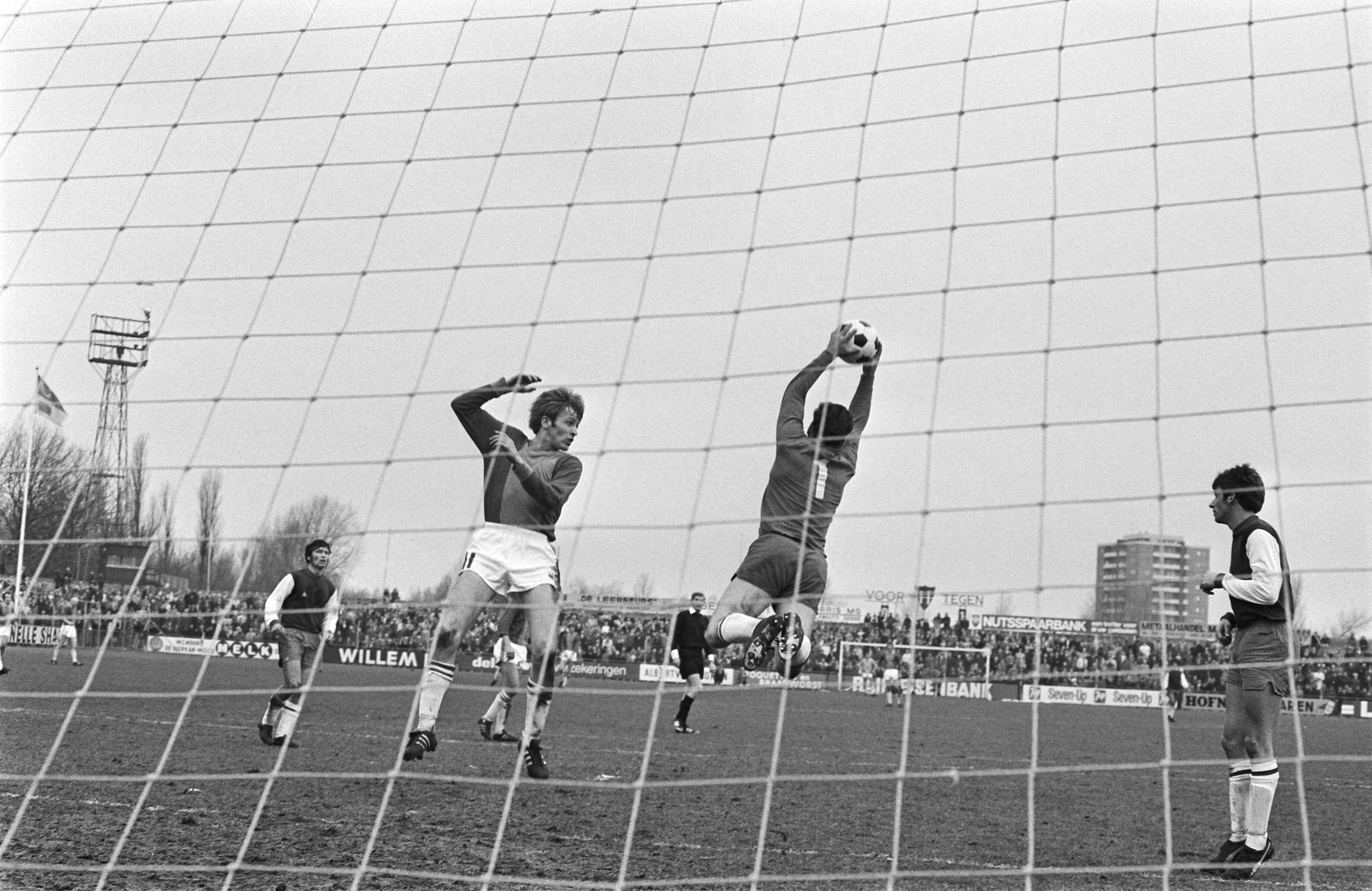 Voetbalwedstrijd voor de KNVB beker FC Haarlem - ADO: 0-1 — Spelmoment — Foto: Fotograaf Onbekend / Anefo. Licentie: Set B: Rechtenvrij / Publiek Domein. Bron: Nationaal Archief. http://hdl.handle.net/10648/abb730d2-d0b4-102d-bcf8-003048976d84