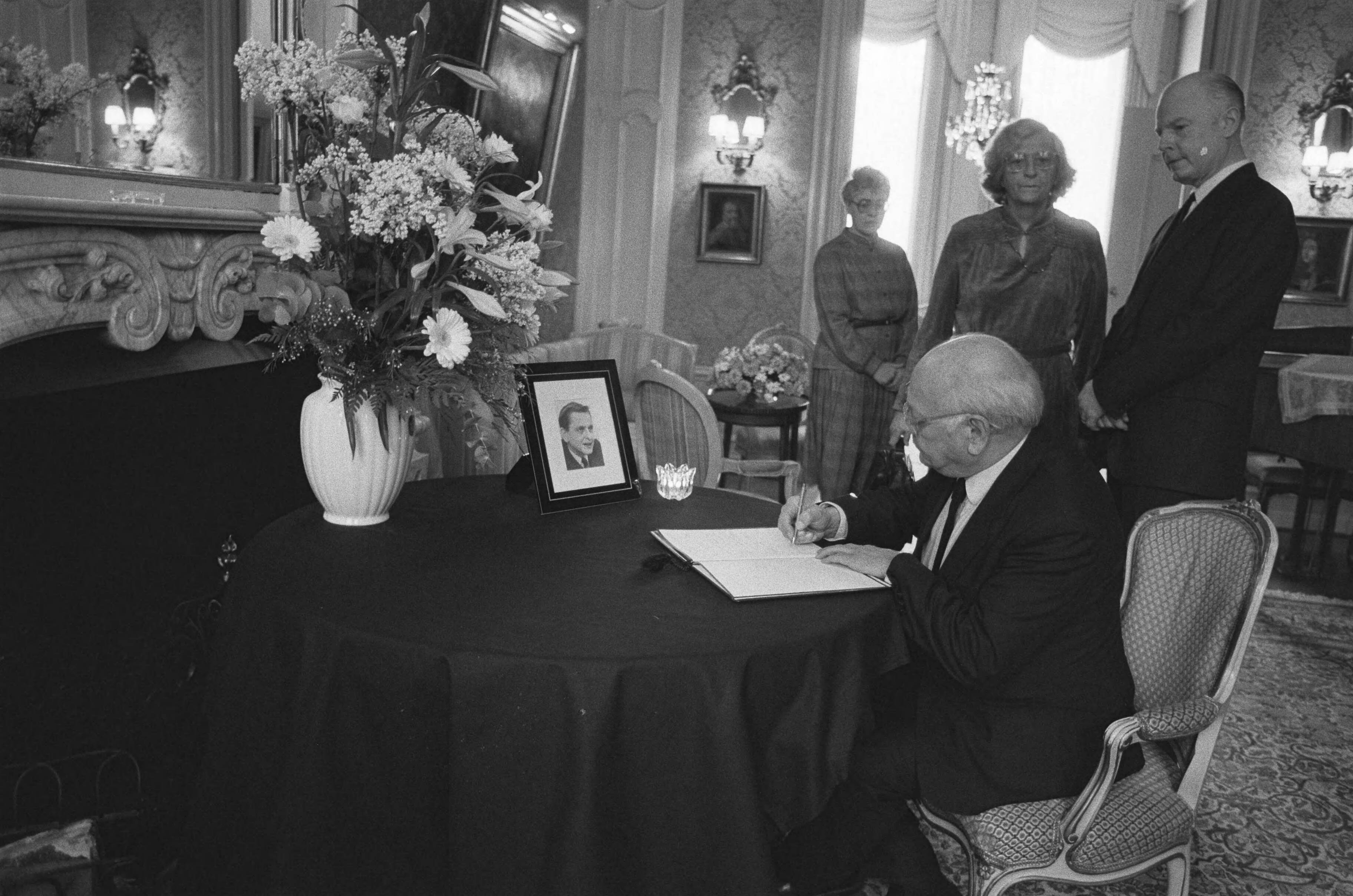 Joop den Uyl en echtgenote tekenden in Zweedse ambassade Den Haag condoleanceregister Zweedse premier Olaf Palme — Den Uyl en echtgenote, Hans Danelius, Zw. ambass. (r.) / — Foto: Bogaerts, Rob / Anefo. Licentie: Set B: Rechtenvrij / Publiek Domein. Bron: Nationaal Archief. http://hdl.handle.net/10648/ad506954-d0b4-102d-bcf8-003048976d84