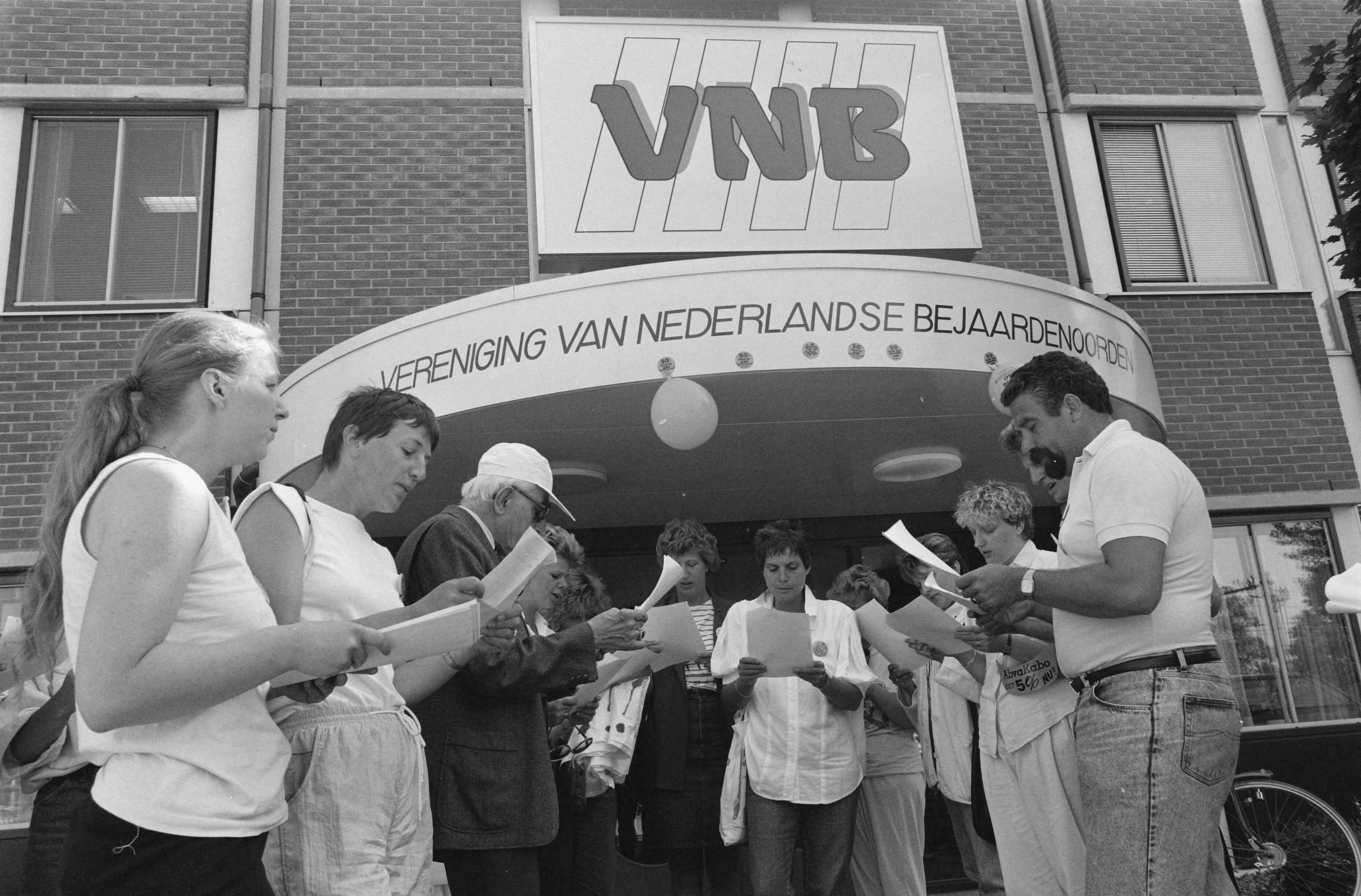 Fotocollectie Anefo — Start van het CAO-overleg in de bejaardenzorg in Houten; buiten werd actie gevoerd om eisen kracht bij te zetten — Foto: Croes, Rob C. / Anefo. Licentie: Set B: Rechtenvrij / Publiek Domein. Bron: Nationaal Archief. http://hdl.handle.net/10648/ad72f30c-d0b4-102d-bcf8-003048976d84