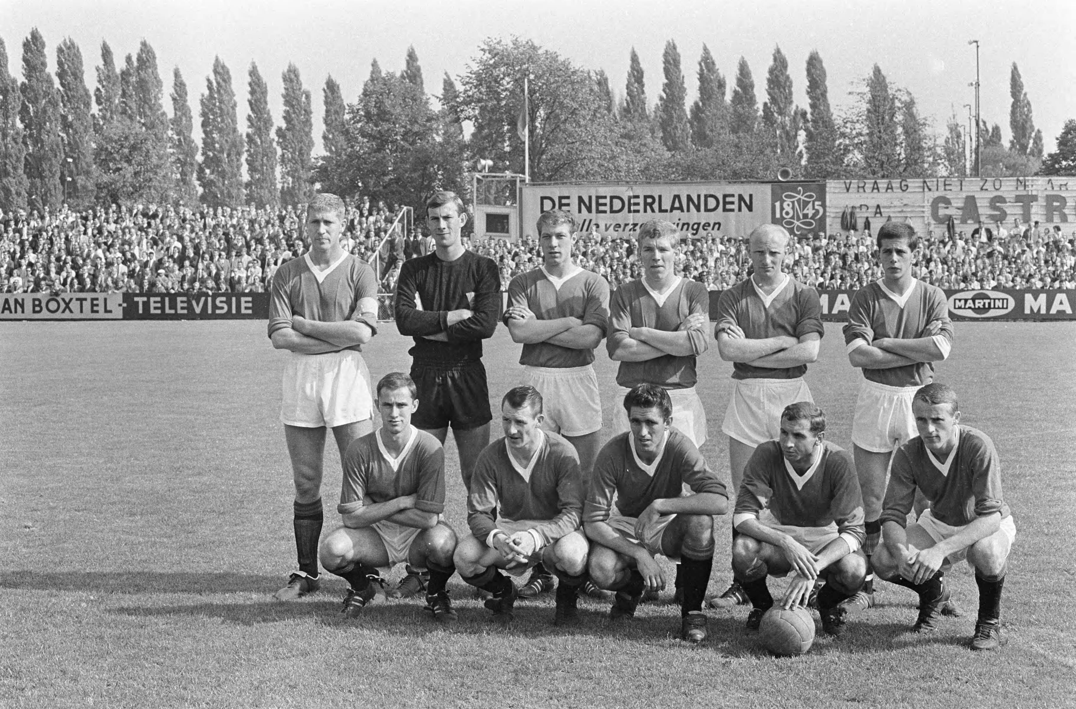 Voetbalwedstrijd tussen NAC en ADO te Breda — Teamfoto van het elftal van ADO — Foto: Fotograaf Onbekend / Anefo. Licentie: Set B: Rechtenvrij / Publiek Domein. Bron: Nationaal Archief. http://hdl.handle.net/10648/aafc2d6e-d0b4-102d-bcf8-003048976d84