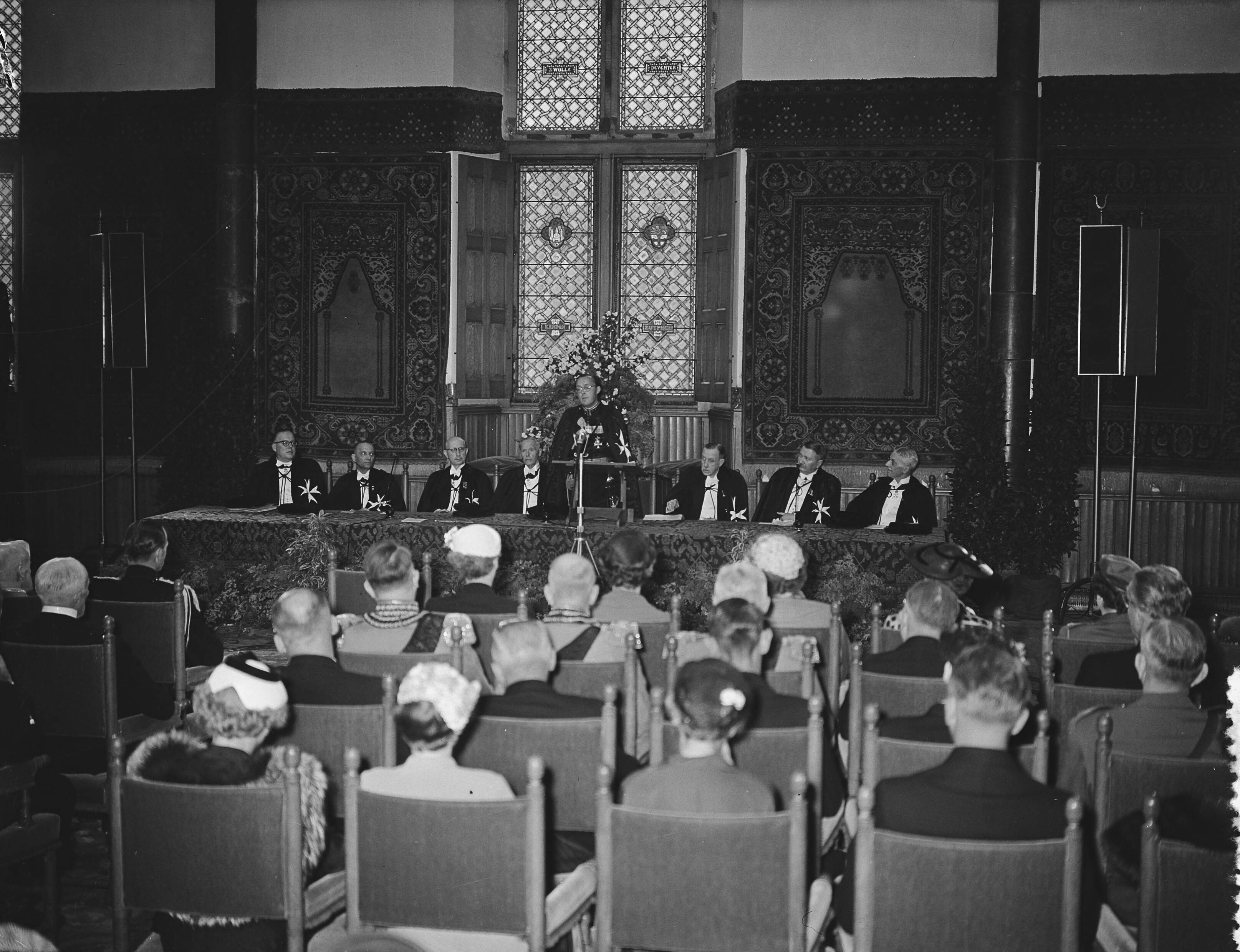 Fotocollectie Anefo — Installatie van prins Bernhard als Landcommandeur van de Orde van St. Jan in de Ridderzaal te Den Haag — Foto: Bilsen, Joop van / Anefo. Licentie: Set B: Rechtenvrij / Publiek Domein. Bron: Nationaal Archief. http://hdl.handle.net/10648/a9246a74-d0b4-102d-bcf8-003048976d84