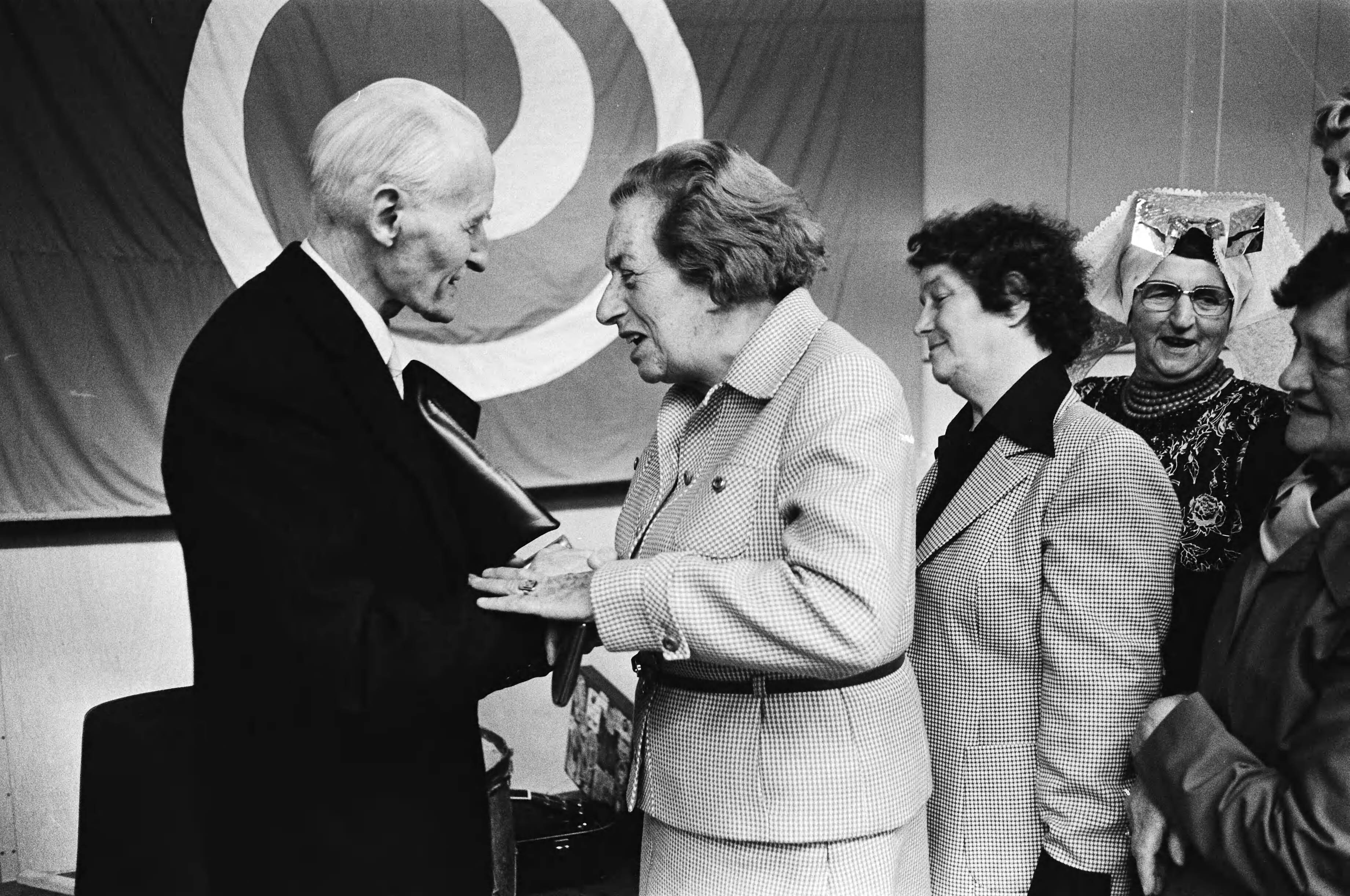 Dr. Moerman op een manifestatie in de Houtrusthallen in Den Haag — Dr. Moerman met enkele dames — Foto: Bogaerts, Rob / Anefo. Licentie: Set B: Rechtenvrij / Publiek Domein. Bron: Nationaal Archief. http://hdl.handle.net/10648/accacf2e-d0b4-102d-bcf8-003048976d84
