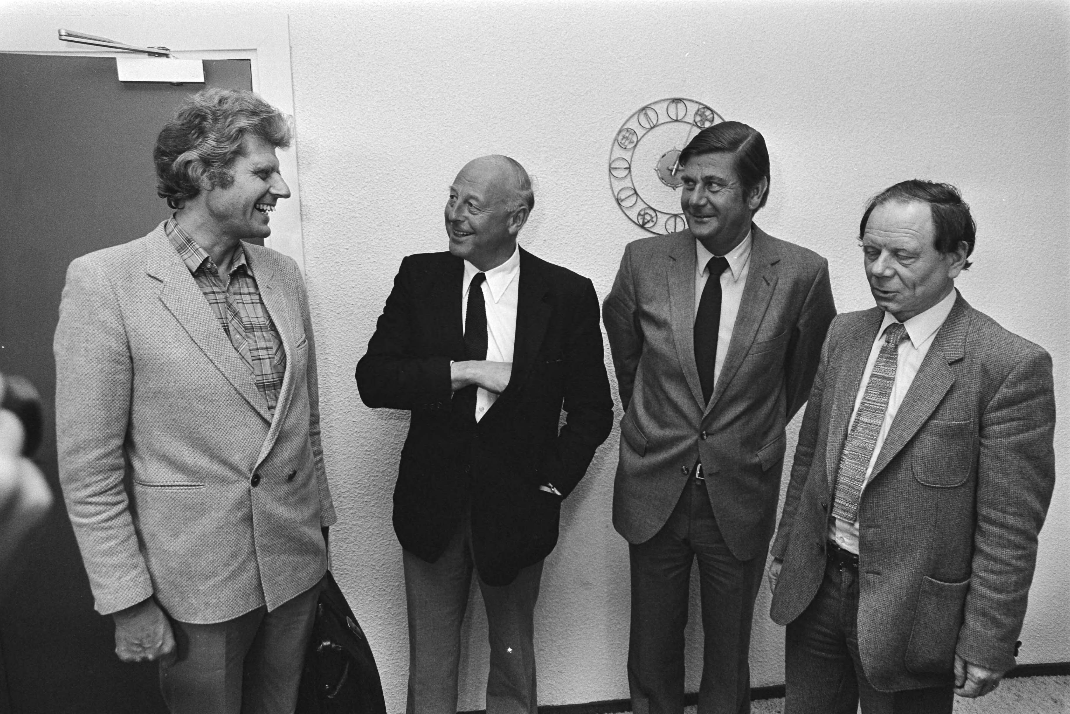 Fotocollectie Anefo — Bijeenkomst van werkgevers en vakbonden in Den Haag om nieuwe CAO voor de bouw te bespreken; Van Commenee G. J. Tiemsta , J. Eysink en L. Brouwer — Foto: Antonisse, Marcel / Anefo. Licentie: Set B: Rechtenvrij / Publiek Domein. Bron: Nationaal Archief. http://hdl.handle.net/10648/acfe1d98-d0b4-102d-bcf8-003048976d84