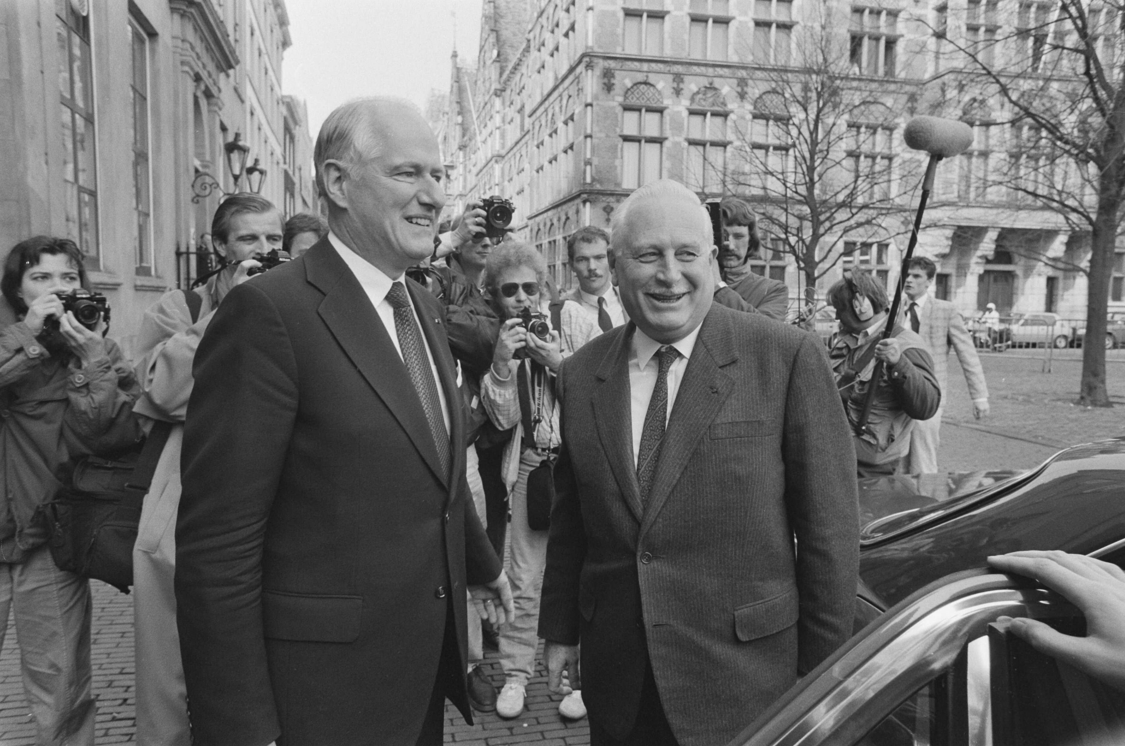 Fotocollectie Anefo — Minister Van Eekelen (m) en Franse minister Girand inspecteren erewacht op het Plein in Den Haag — Foto: Bogaerts, Rob / Anefo. Licentie: Set B: Rechtenvrij / Publiek Domein. Bron: Nationaal Archief. http://hdl.handle.net/10648/ad5f1c24-d0b4-102d-bcf8-003048976d84
