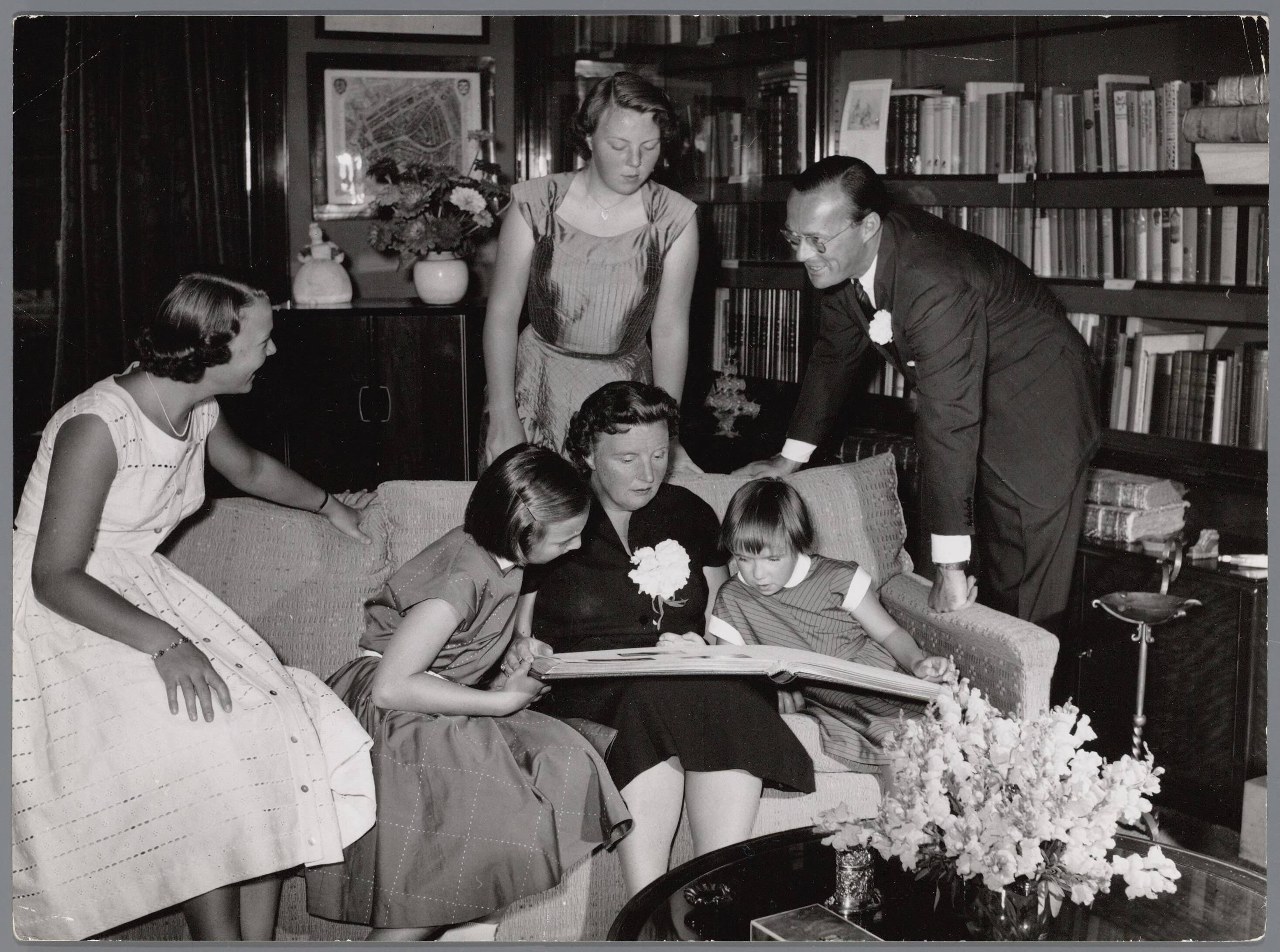 Fotocollectie RVD / Koninklijk Huis — Koningin Juliana en prins Bernhard met de prinsessen Beatrix, Irene, Margriet en Marijke in de bibliotheek van Paleis Soestdijk — Foto: Reijken, Tiemen van der / RVD. Licentie: Set B: Rechtenvrij / Publiek Domein. Bron: Nationaal Archief. http://hdl.handle.net/10648/afac210c-d0b4-102d-bcf8-003048976d84