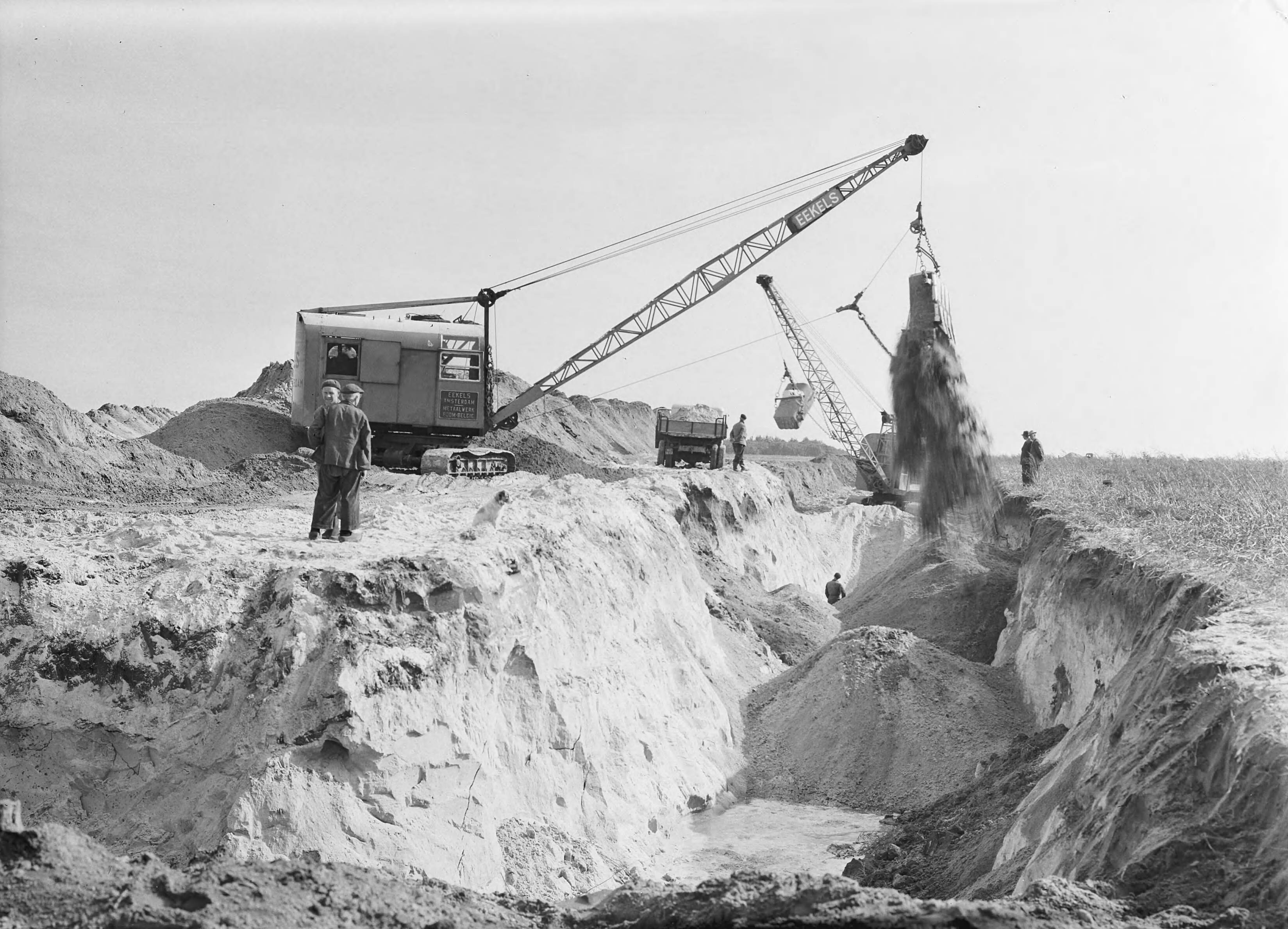 Fotocollectie Nederlandse Heidemaatschappij — Dragline werk zandput Schipborg onder Zuid-Laren — Foto: Eyssen, [...] / Heidemij. Licentie: Set B: Rechtenvrij / Publiek Domein. Bron: Nationaal Archief. http://hdl.handle.net/10648/ae5d4f92-d0b4-102d-bcf8-003048976d84