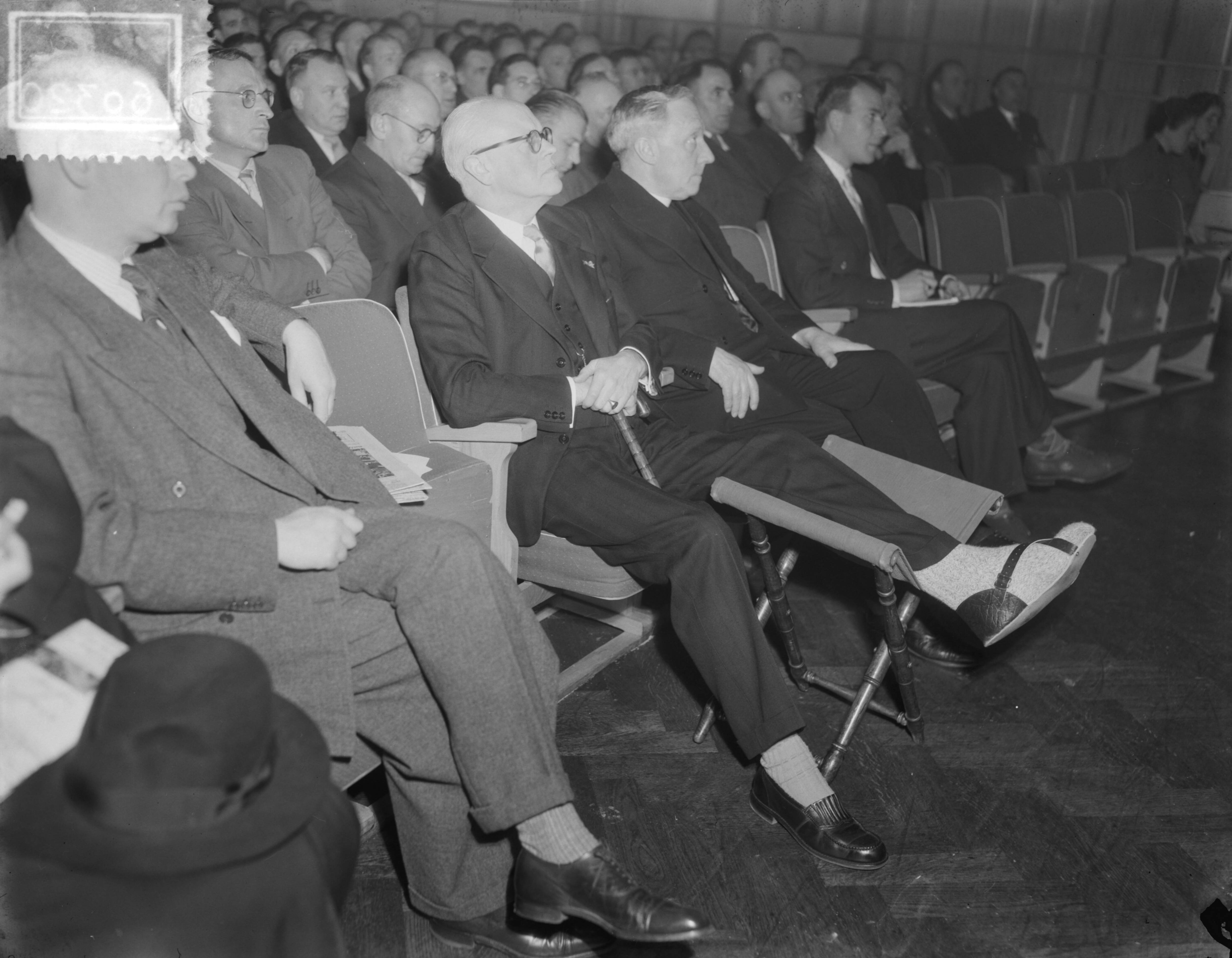 Fotocollectie Anefo — Looncongres van de Katholieke Arbeiders Beweging (KAB) in Utrecht in gebouw K & W. De voorzitter van de KVP kamerfractie, prof. mr. C.P.M. Romme met geblesseerde voet behoorde tot de genodigden. Naast prof. Romme zit dr. Olierook — Foto: Duinen, G.W. van / Anefo. Licentie: Set B: Rechtenvrij / Publiek Domein. Bron: Nationaal Archief. http://hdl.handle.net/10648/a915318a-d0b4-102d-bcf8-003048976d84