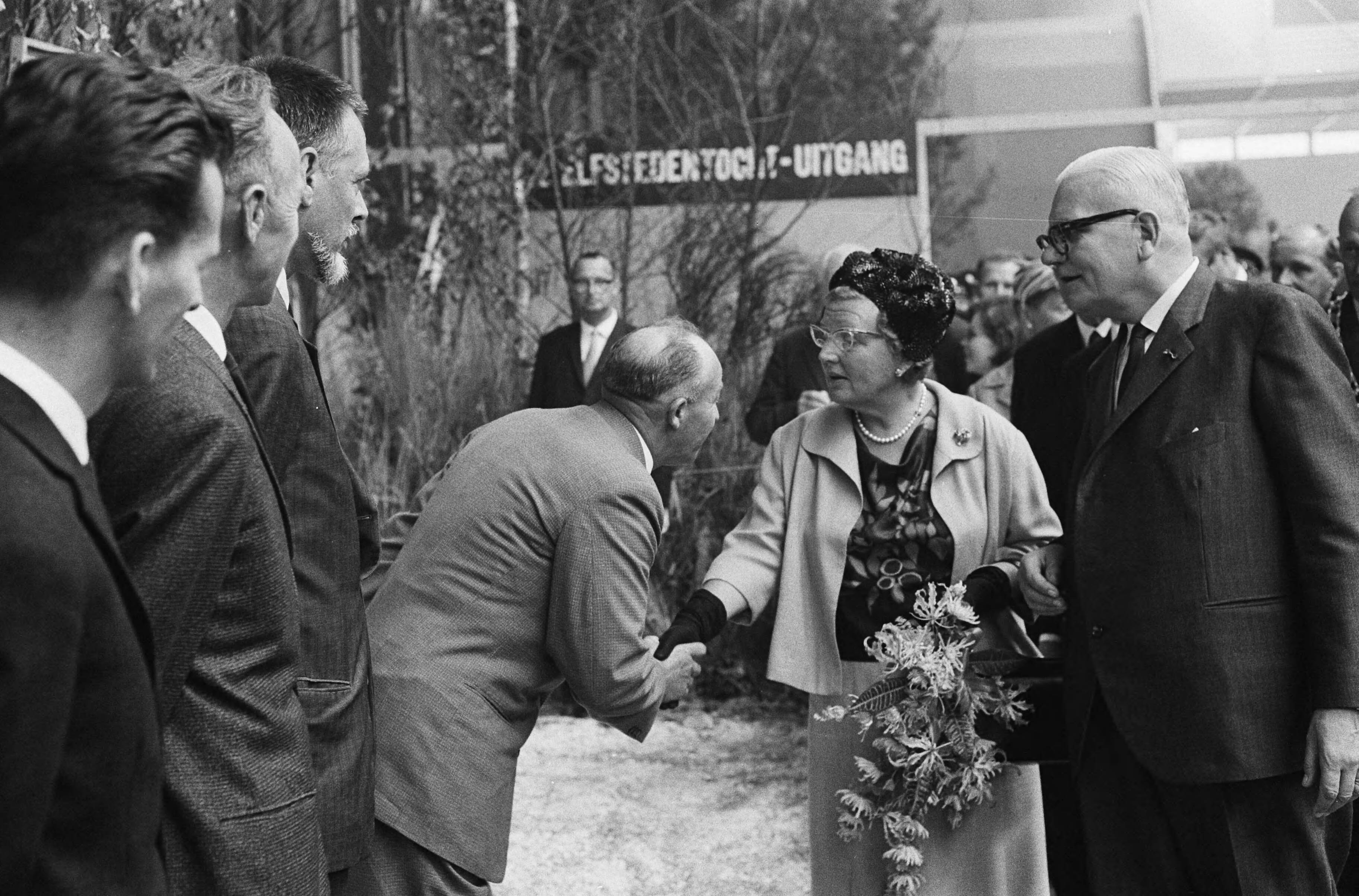 Fotocollectie Anefo — Koningin Juliana bracht een bezoek aan de tentoonstelling "Frisiana" te Leeuwarden. De vorstin wordt voorgesteld aan winnaars van de Elfstedentocht en schudt de hand van Auke Adema, de winnaar in 1940 en 1941. Links staan vlnr. Jeen van de Berg, winnaar in 1954, Sipke Castelein, winnaar in 1933, en de schilder Cees Bantzinger, waarvan een tentoonstelling van Elfstedentochtschilderijen te zien is. Rechts J.L. Hoogland, voorzitter van de vereniging De Friese Elf Steden — Foto: Pot, Harry / Anefo. Licentie: Set B: Rechtenvrij / Publiek Domein. Bron: Nationaal Archief. http://hdl.handle.net/10648/aa45dd98-d0b4-102d-bcf8-003048976d84