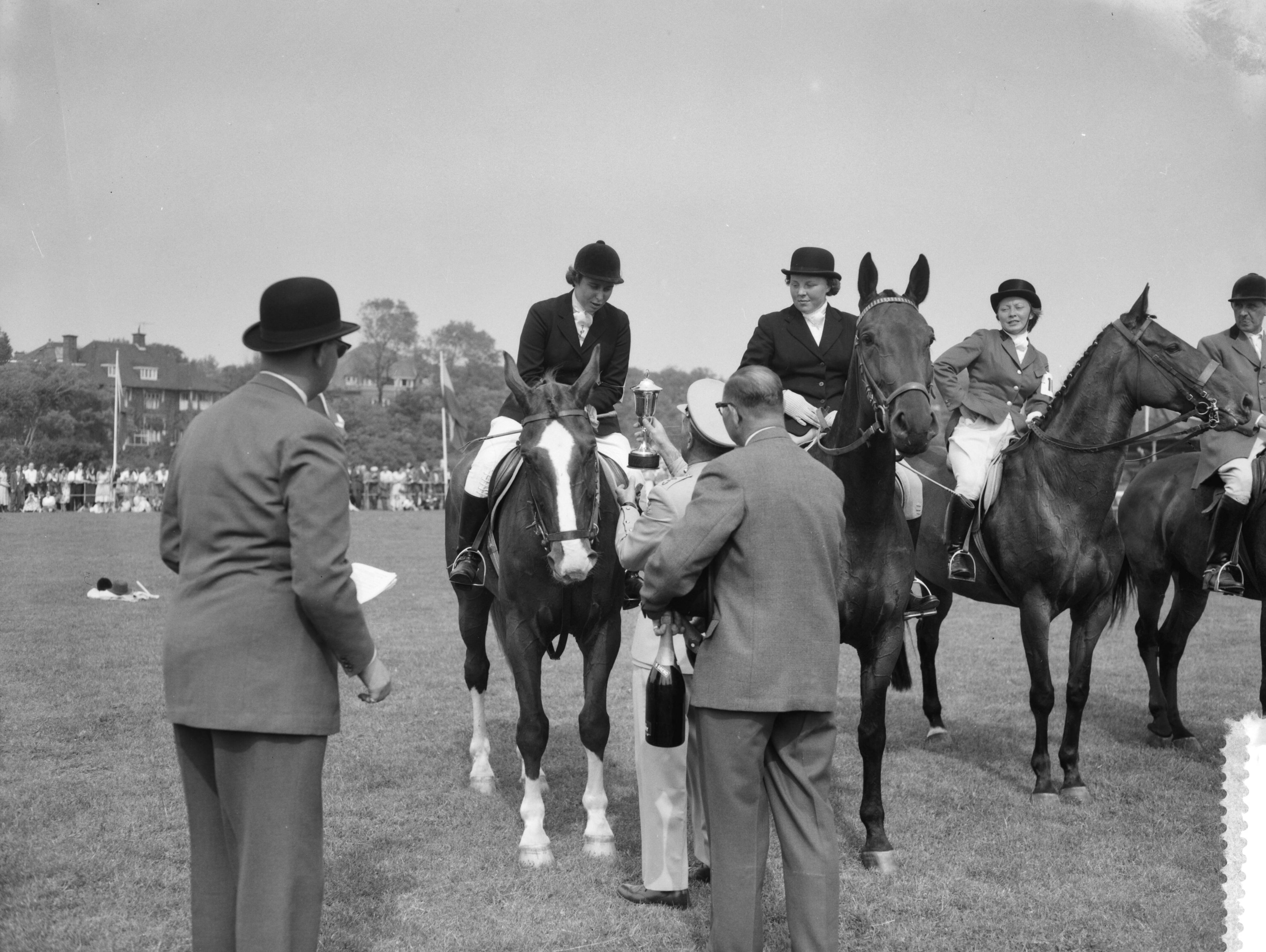 Fotocollectie Anefo — Nationaal concours hippique in het Westbroekpark te Den Haag. Prijsuitreiking — Foto: Rossem, Wim van / Anefo. Licentie: Set B: Rechtenvrij / Publiek Domein. Bron: Nationaal Archief. http://hdl.handle.net/10648/a97e5f20-d0b4-102d-bcf8-003048976d84