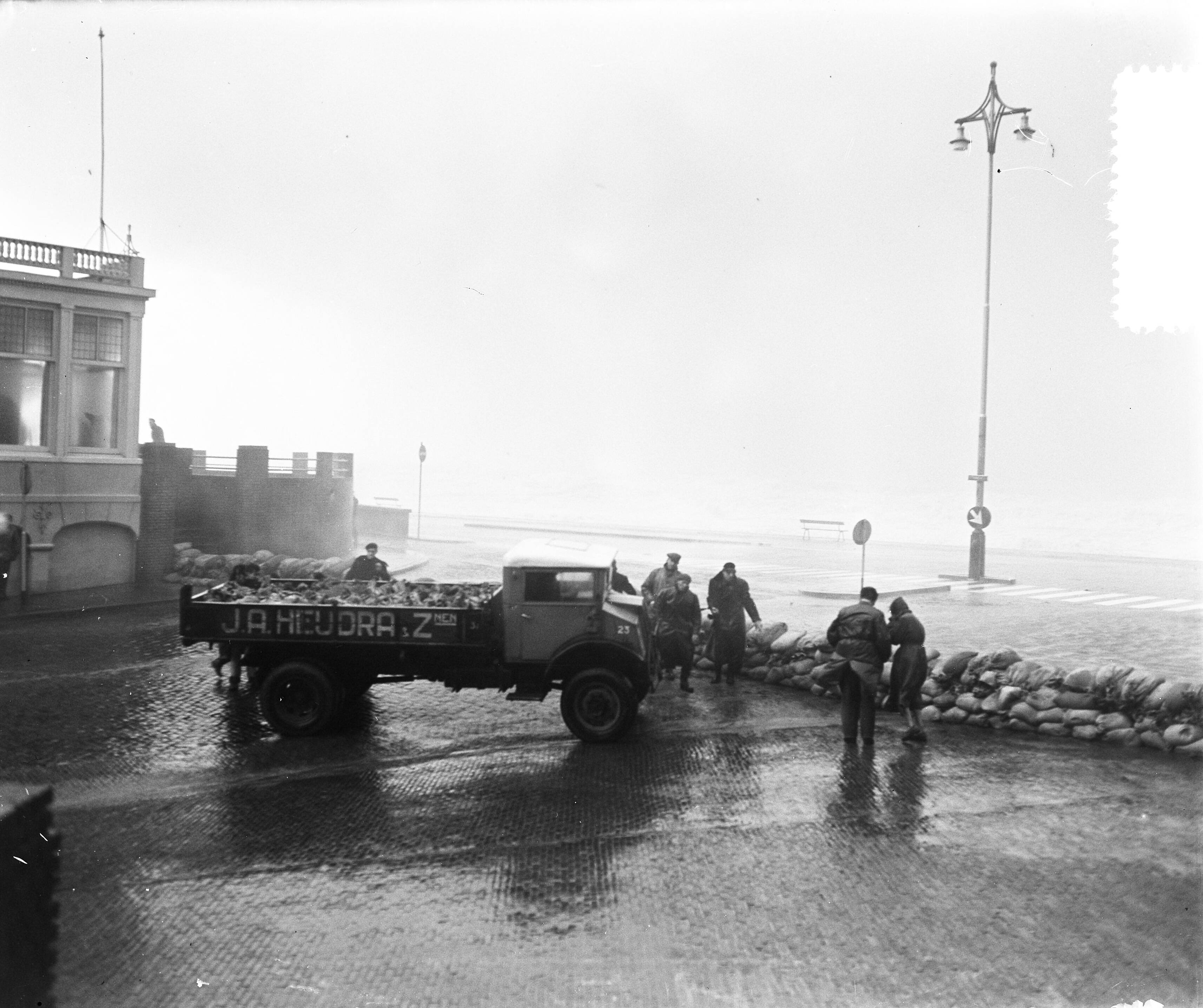 Fotocollectie Anefo — Storm op de kust. Zandzakken op de boulevard van Scheveningen — Foto: Pot, Harry / Anefo. Licentie: Set B: Rechtenvrij / Publiek Domein. Bron: Nationaal Archief. http://hdl.handle.net/10648/a92ee5b2-d0b4-102d-bcf8-003048976d84