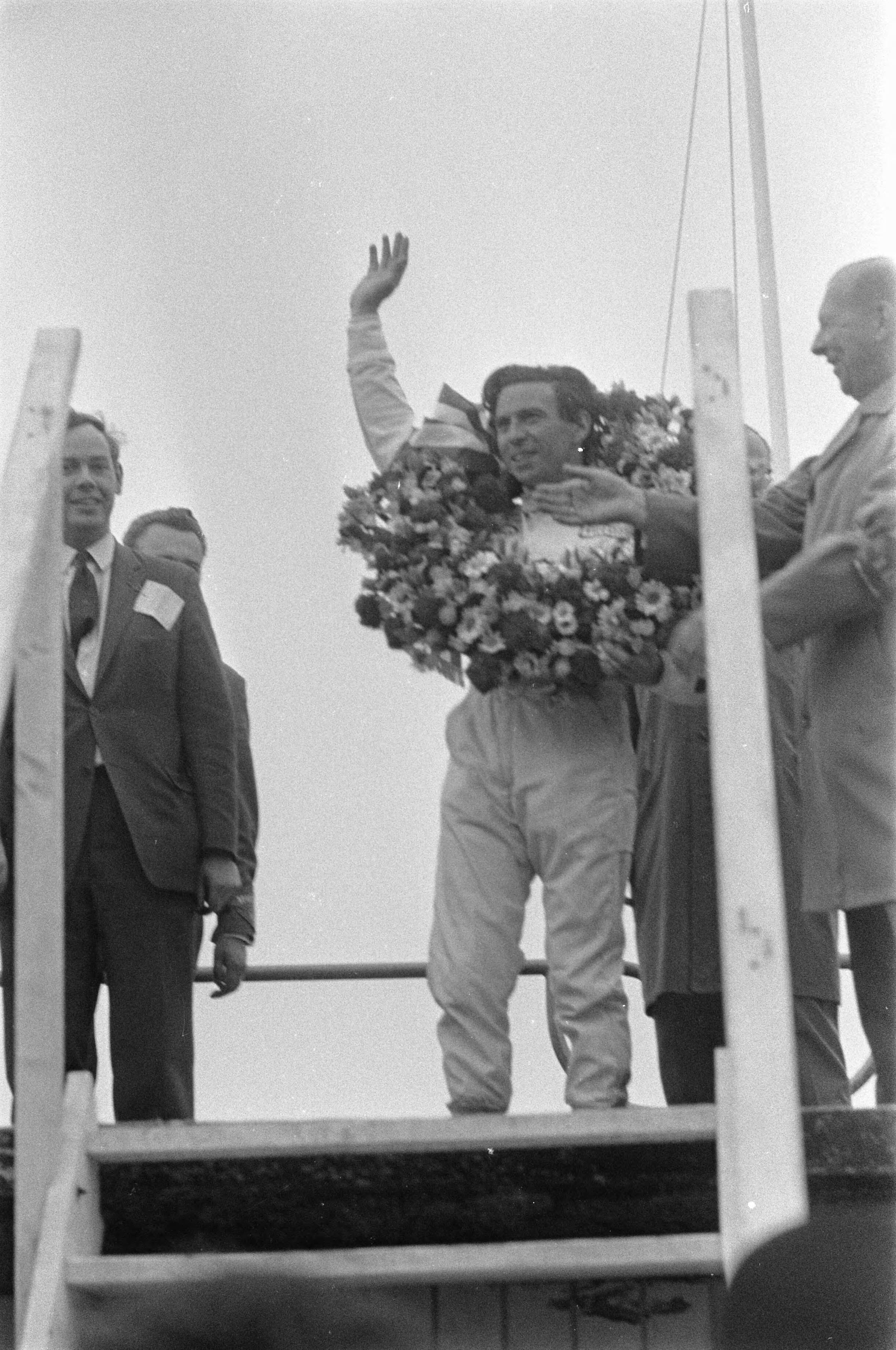Fotocollectie Anefo — Grand Prix te Zandvoort, Jim Clark met krans — Foto: Koch, Eric / Anefo. Licentie: Set B: Rechtenvrij / Publiek Domein. Bron: Nationaal Archief. http://hdl.handle.net/10648/ab1af8d4-d0b4-102d-bcf8-003048976d84