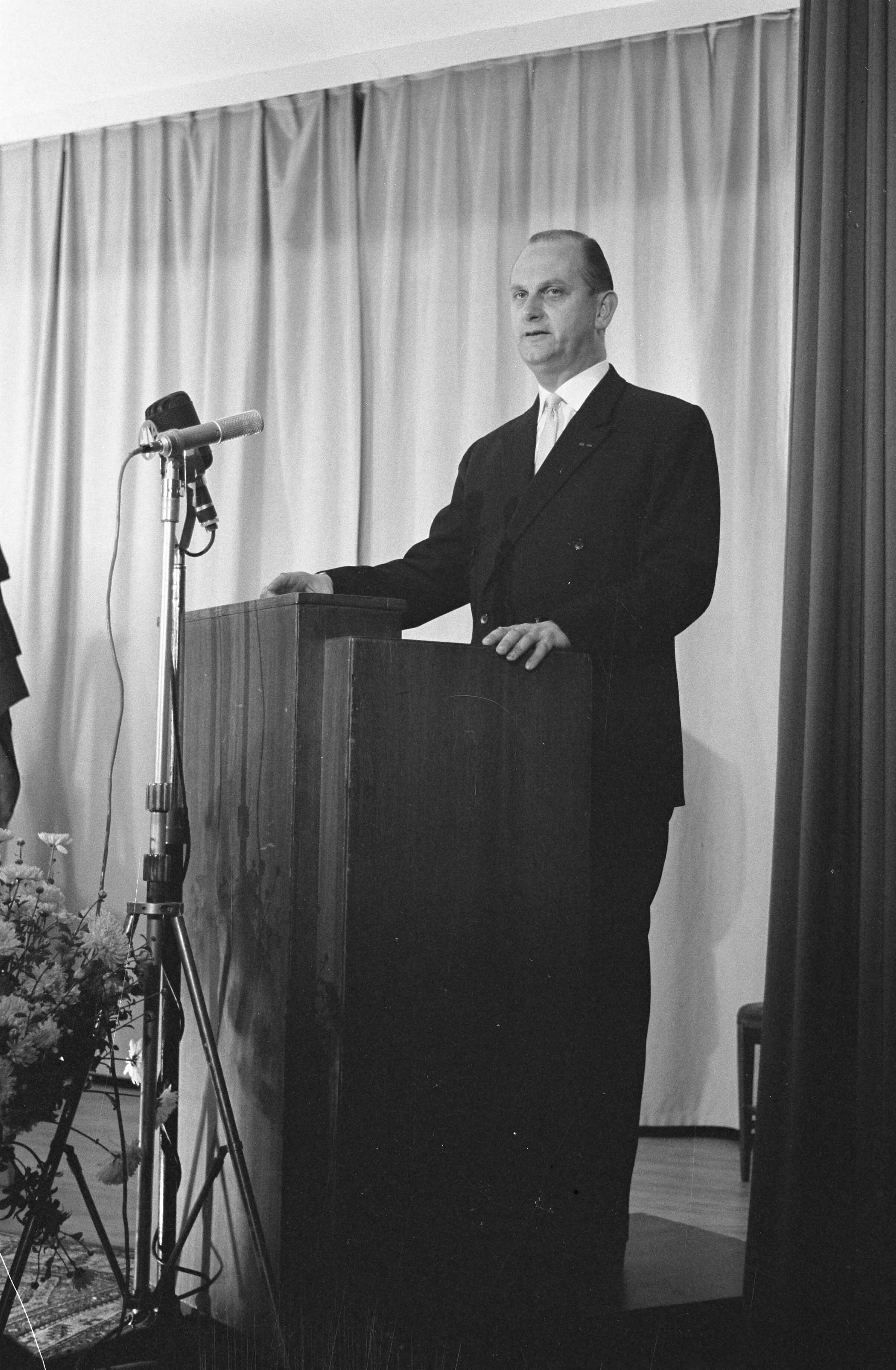 Fotocollectie Anefo — Opening World Press Photo 1961. Toespraak van voorzitter Peter van Breukelen — Foto: Pot, Harry / Anefo. Licentie: Set B: Rechtenvrij / Publiek Domein. Bron: Nationaal Archief. http://hdl.handle.net/10648/a9e4eb5a-d0b4-102d-bcf8-003048976d84