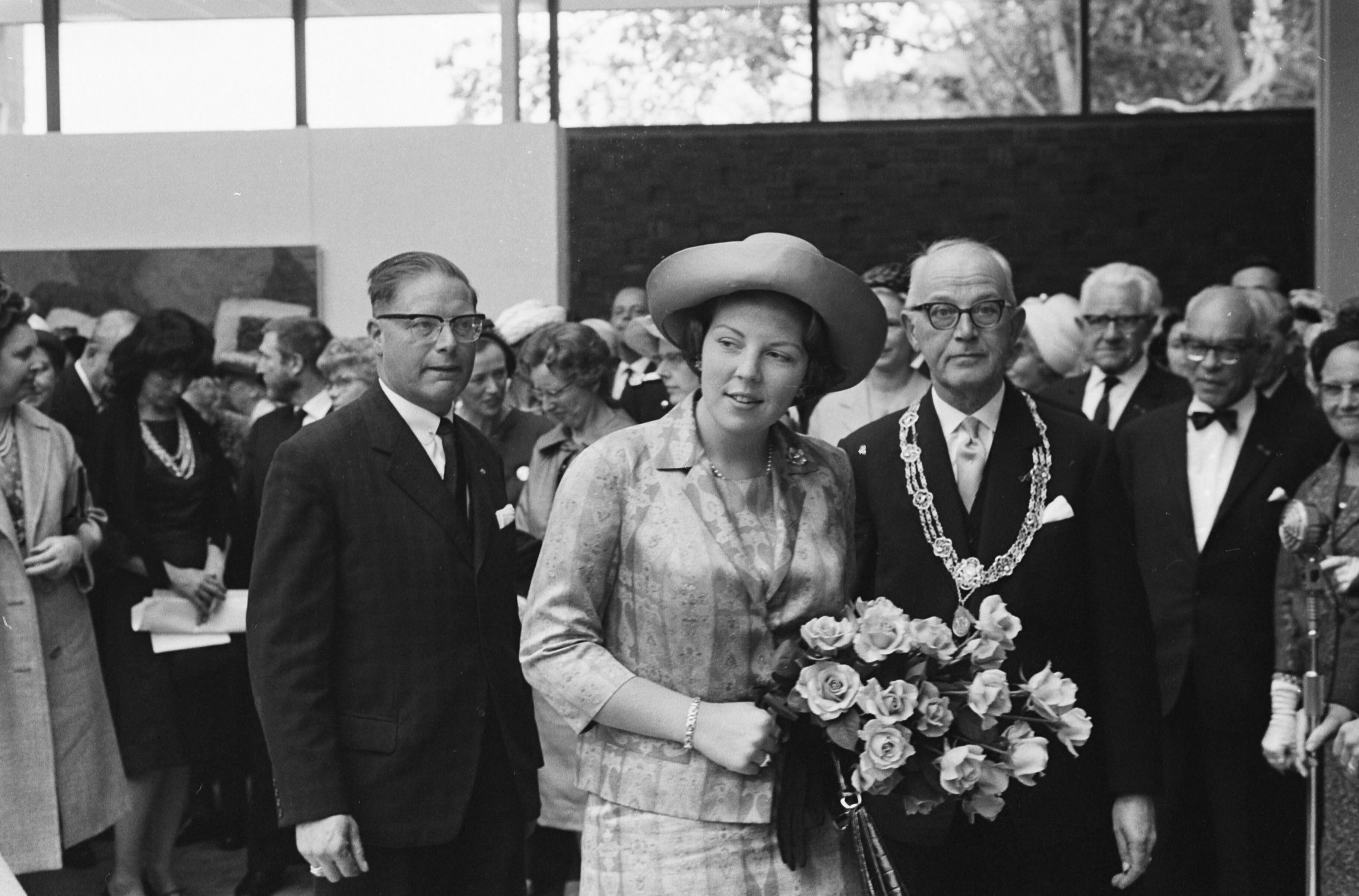 Fotocollectie Anefo — Prinses Beatrix opende nieuwe vleugel van het Haags Gemeentemuseum. De prinses geflankeerd door museumdirecteur mr. L.J.F. Wijsenbeek en burgemeester Kolfschoten — Foto: Pot, Harry / Anefo. Licentie: Set B: Rechtenvrij / Publiek Domein. Bron: Nationaal Archief. http://hdl.handle.net/10648/aa0f445e-d0b4-102d-bcf8-003048976d84