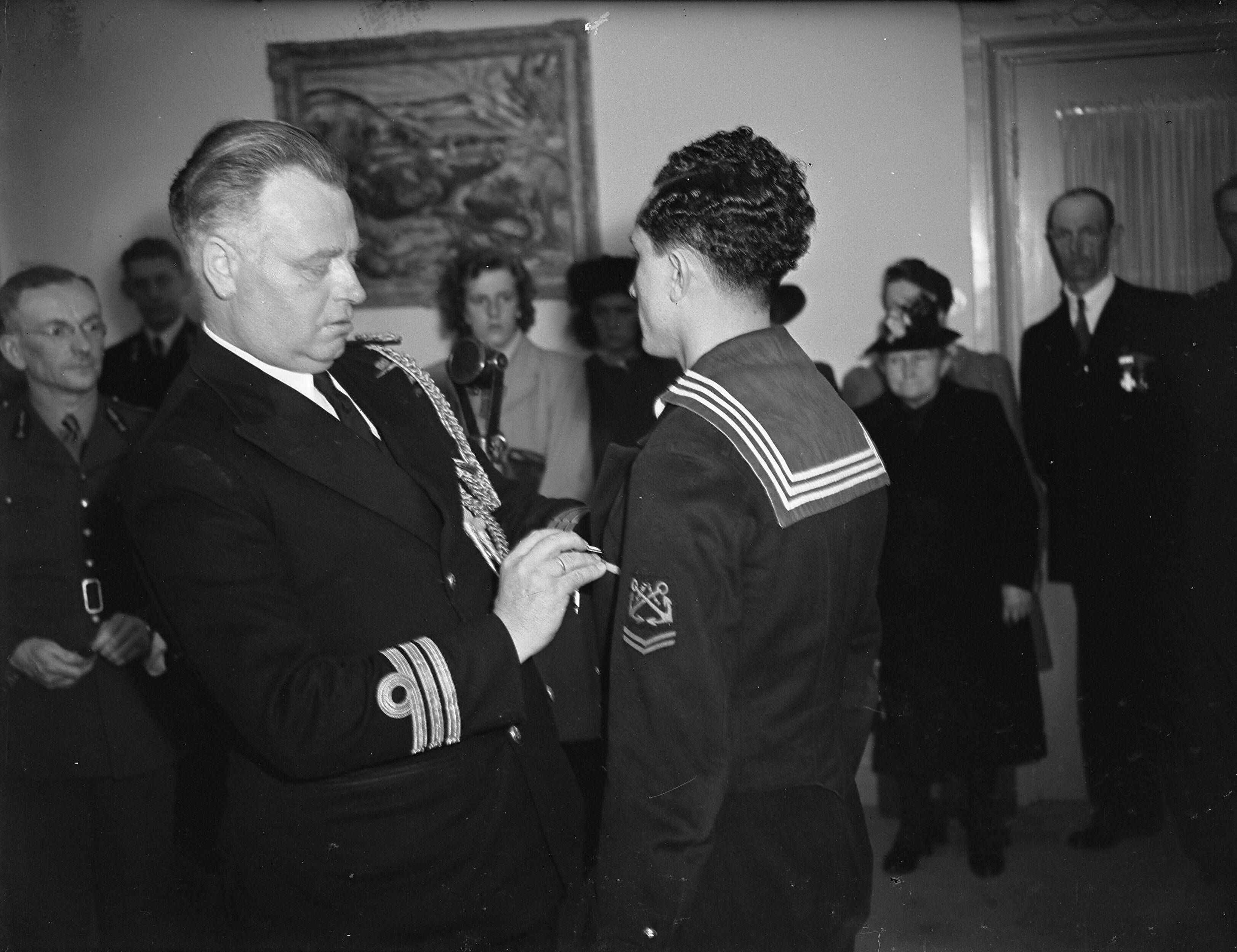 Fotocollectie Anefo — Decoraties uitgereikt in de Belgische ambassade te Den Haag — Foto: Noske, J.D. / Anefo. Licentie: Set B: Rechtenvrij / Publiek Domein. Bron: Nationaal Archief. http://hdl.handle.net/10648/a8b3c60c-d0b4-102d-bcf8-003048976d84