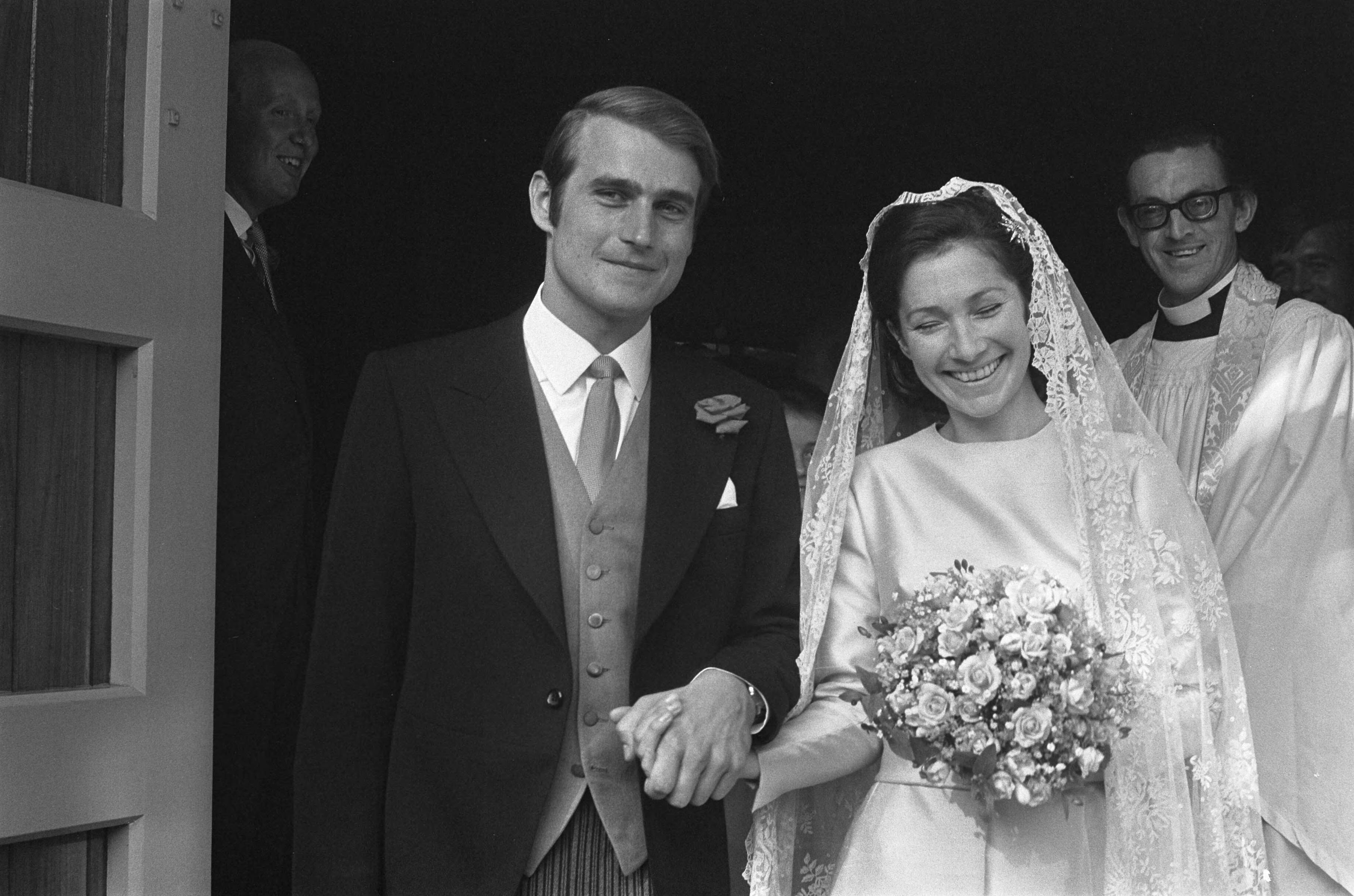 Fotocollectie Anefo — Rijkste man van Denemarken, Gorm Reventlow Girling trouwt in Den Haag met Elisabeth Vogel , huwelijk in kerk — Foto: Mieremet, Rob / Anefo. Licentie: Set B: Rechtenvrij / Publiek Domein. Bron: Nationaal Archief. http://hdl.handle.net/10648/ac36e390-d0b4-102d-bcf8-003048976d84