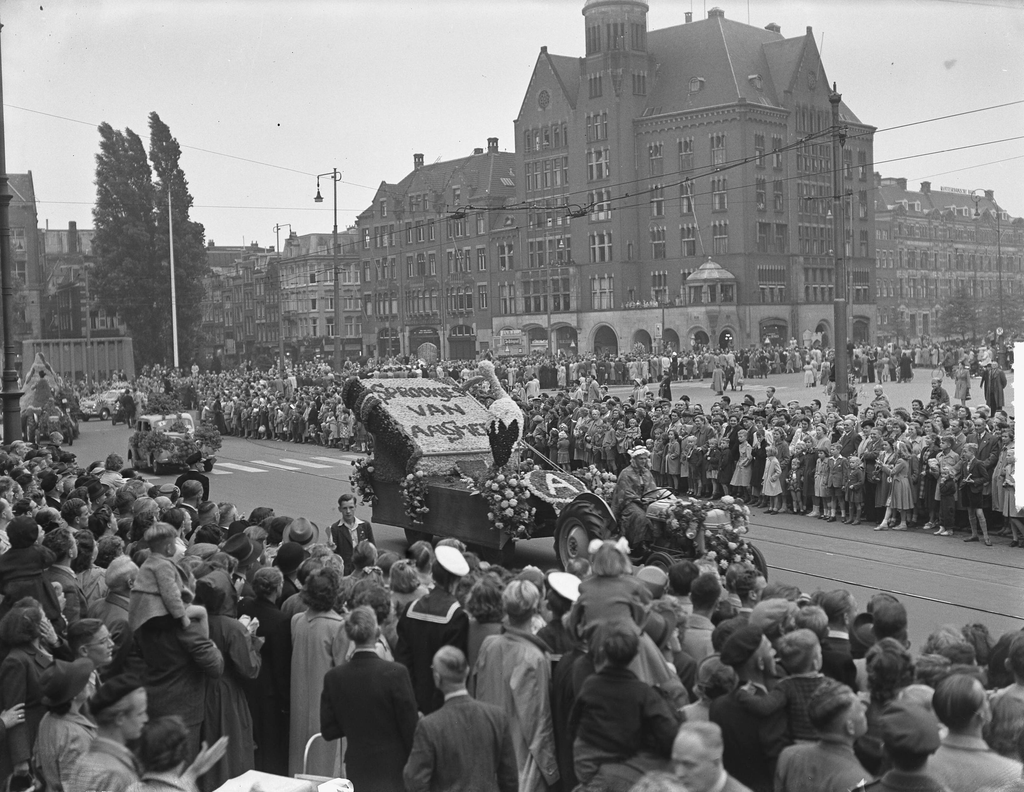 Bloemencorso van Aalsmeer te Amsterdam — Foto: Bilsen, Joop van / Anefo. — Licentie: Set B: Rechtenvrij / Publiek Domein. Bron: Nationaal Archief. http://hdl.handle.net/10648/a8deca28-d0b4-102d-bcf8-003048976d84