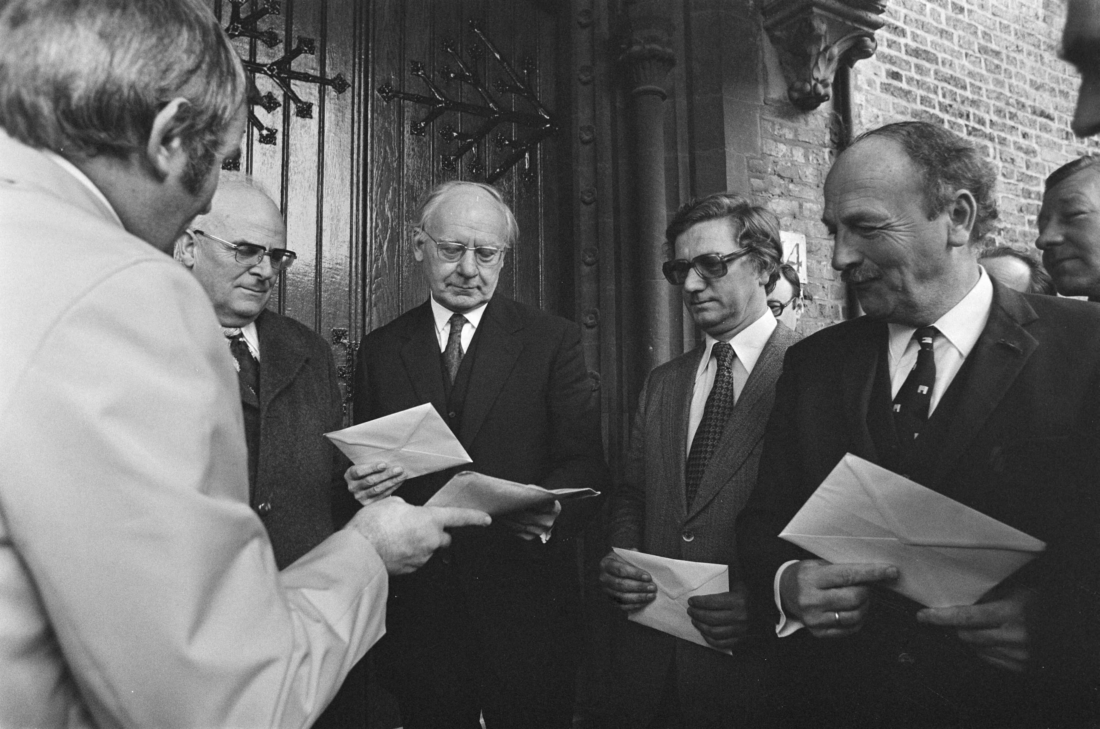 Fotocollectie Anefo — Bewoners Texel demonstreren in Den Haag voor verhoging dijken; overhandiging petitie aan Vondeling en Westerterp — Foto: Mieremet, Rob / Anefo. Licentie: Set B: Rechtenvrij / Publiek Domein. Bron: Nationaal Archief. http://hdl.handle.net/10648/ac7be6ac-d0b4-102d-bcf8-003048976d84