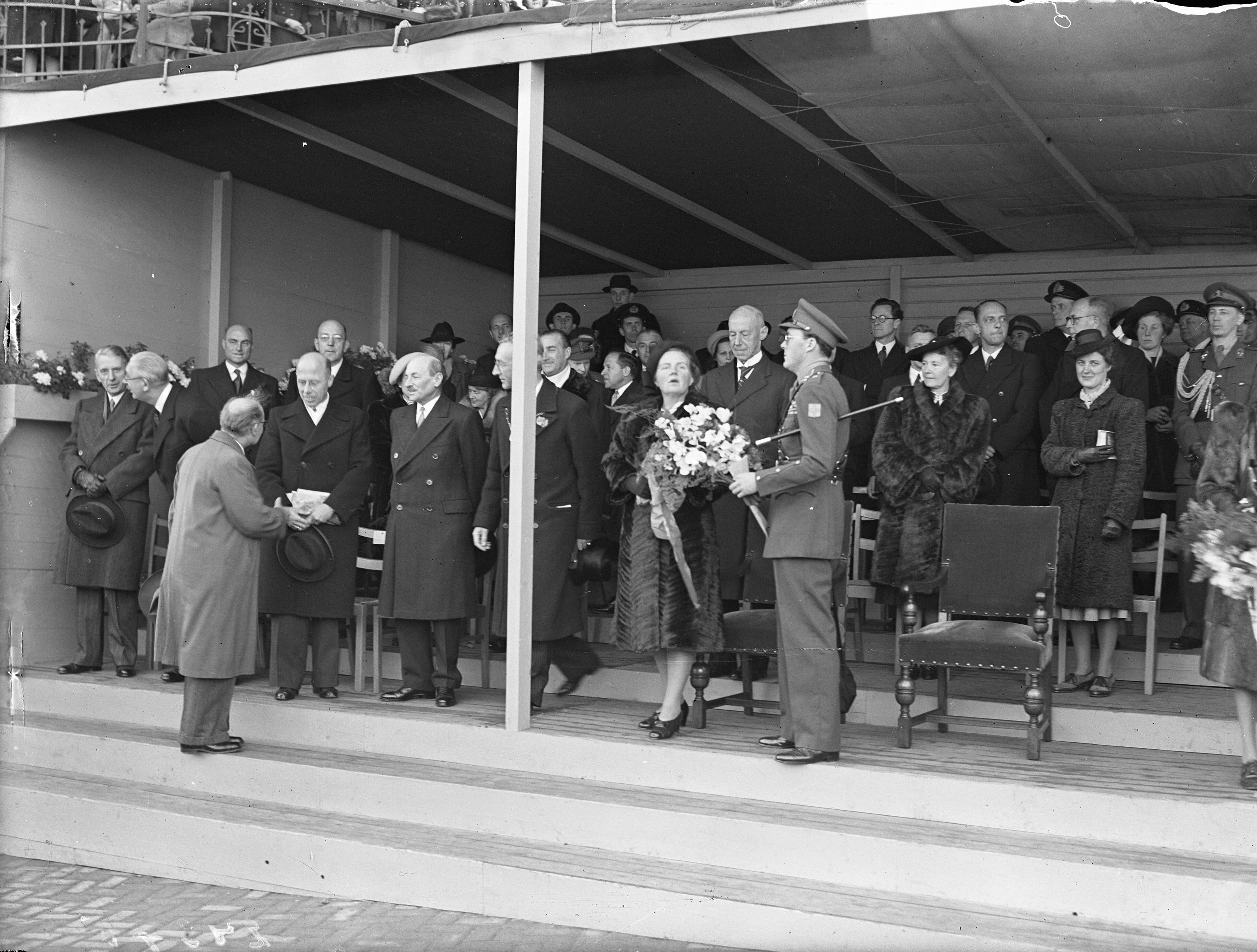 Fotocollectie Anefo — Opening Boomplantdag op Walcheren door prinses Juliana, in gezelschap van prins Bernhard. Prinseslijk paar en genodigden in eretribune te Vlissingen — Foto: Sagers, Harry / Anefo. Licentie: Set B: Rechtenvrij / Publiek Domein. Bron: Nationaal Archief. http://hdl.handle.net/10648/a8af17f6-d0b4-102d-bcf8-003048976d84