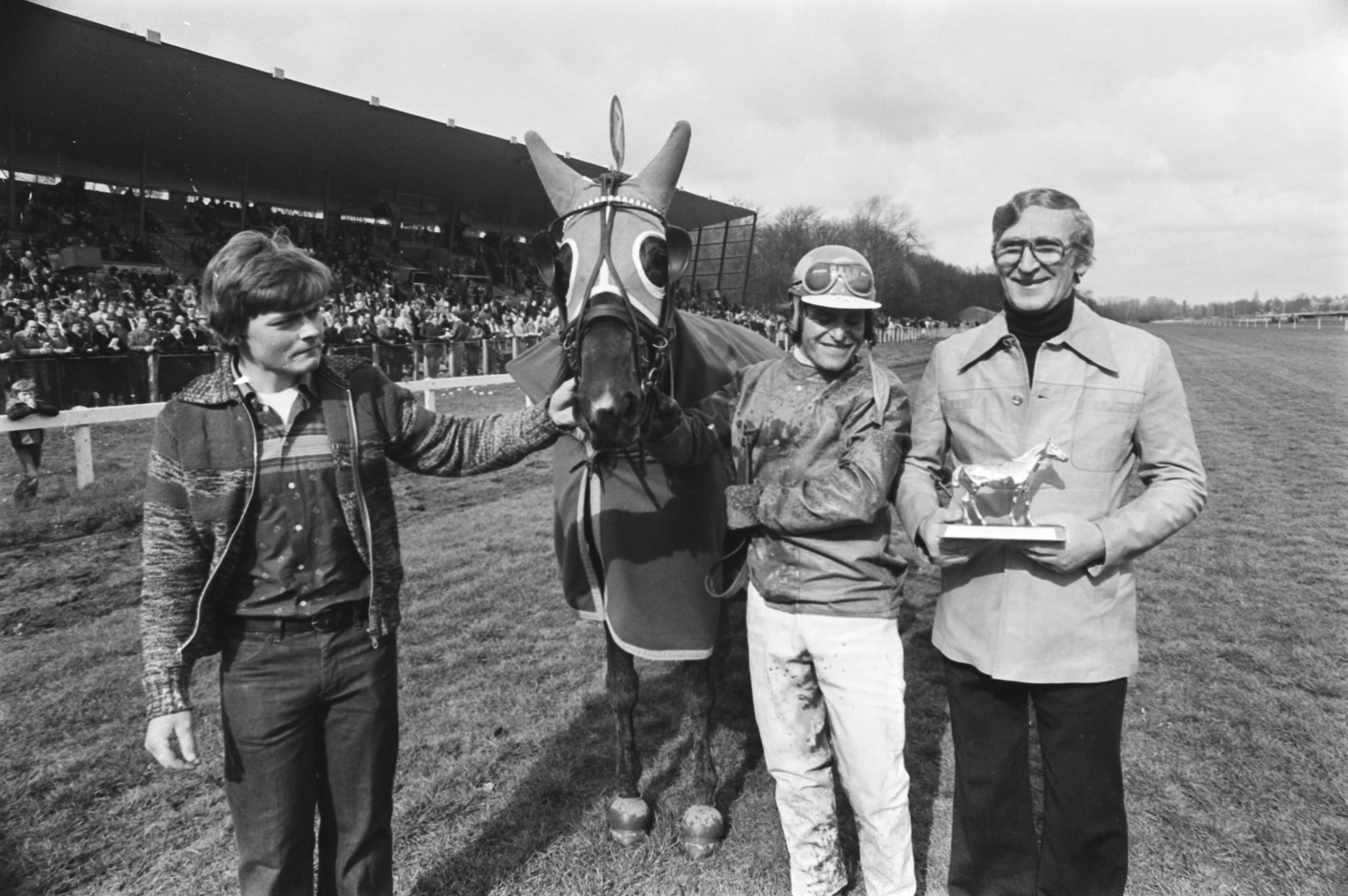 Zilveren Renpaard op renbaan Duindigt (1977) — Pikeur Gerard Gommans poseert met zijn winnende paard Speedy Volita — Foto: Suyk, Koen / Anefo. Licentie: Set B: Rechtenvrij / Publiek Domein. Bron: Nationaal Archief. http://hdl.handle.net/10648/ac9901b0-d0b4-102d-bcf8-003048976d84
