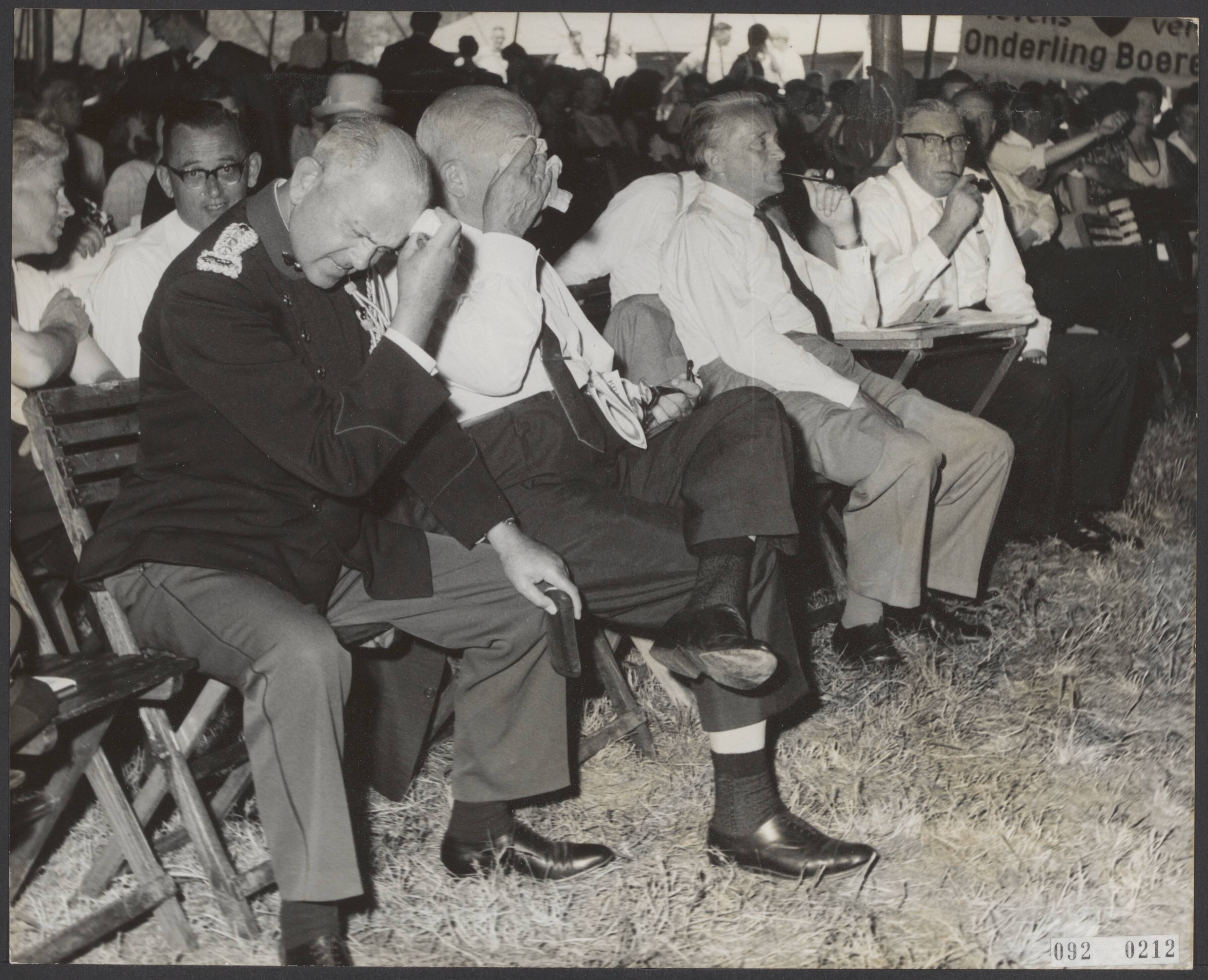 Fotocollectie Elsevier Binnenland — Bondsdag van de Nederlandse Christelijke Plattelands Jongeren Bond in Nieuwkoop. Onder de toehoorders in de zeer warme tent vlnr. kolonel Van der Grinten, ir. C. Staf (president-directeur Heidemij), P. Klaasesz (commissaris der koningin Zuid-Holland) en burgemeester van Nieuwkoop M.R. v.d. Weide — Foto: Gelderen, Hugo van / Anefo. Licentie: Set B: Rechtenvrij / Publiek Domein. Bron: Nationaal Archief. http://hdl.handle.net/10648/ae2359c2-d0b4-102d-bcf8-003048976d84
